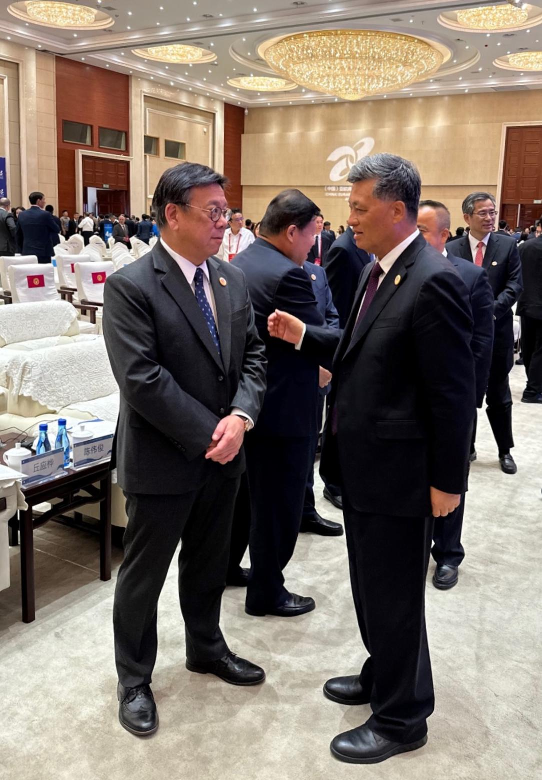 The Secretary for Commerce and Economic Development, Mr Algernon Yau, attended the 2023 (China) Eurasia Commodity and Trade Expo in Urumqi, Xinjiang, today (August 17). Photo shows Mr Yau (left) chatting with the Secretary of the Party Committee of Xinjiang Uygur Autonomous Region, Mr Ma Xingrui (right), at the opening ceremony of the Expo.