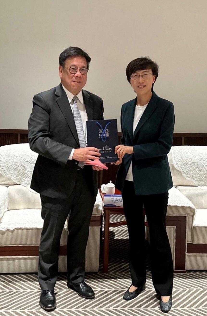 The Secretary for Commerce and Economic Development, Mr Algernon Yau (left), called on Vice Chairman of the People's Government of Xinjiang Uygur Autonomous Region Ms Sun Hongmei (right) in Urumqi, Xinjiang, yesterday (August 16) to keep her abreast of Hong Kong's latest developments and new initiatives on attracting enterprises and investments.