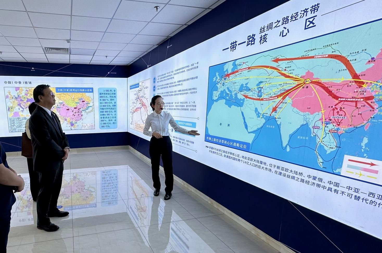 The Secretary for Commerce and Economic Development, Mr Algernon Yau (second right), visits the Urumqi International Land Port Area in Urumqi, Xinjiang, today (August 17) to learn about the operation of the Urumqi China-Europe Railway Express Hub.