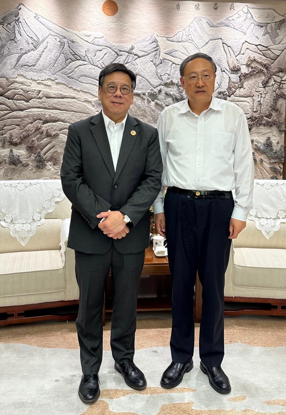 The Secretary for Commerce and Economic Development, Mr Algernon Yau, met with the Party Secretary and Political Commissar of Xinjiang Production and Construction Corps, Mr Li Yifei, at a dinner meeting in Urumqi, Xinjiang, today (August 17) to exchange views on enhancing co-operation between Hong Kong and Xinjiang enterprises to achieve complementarity. Mr Yau (left) and Mr Li (right) are pictured before the dinner.