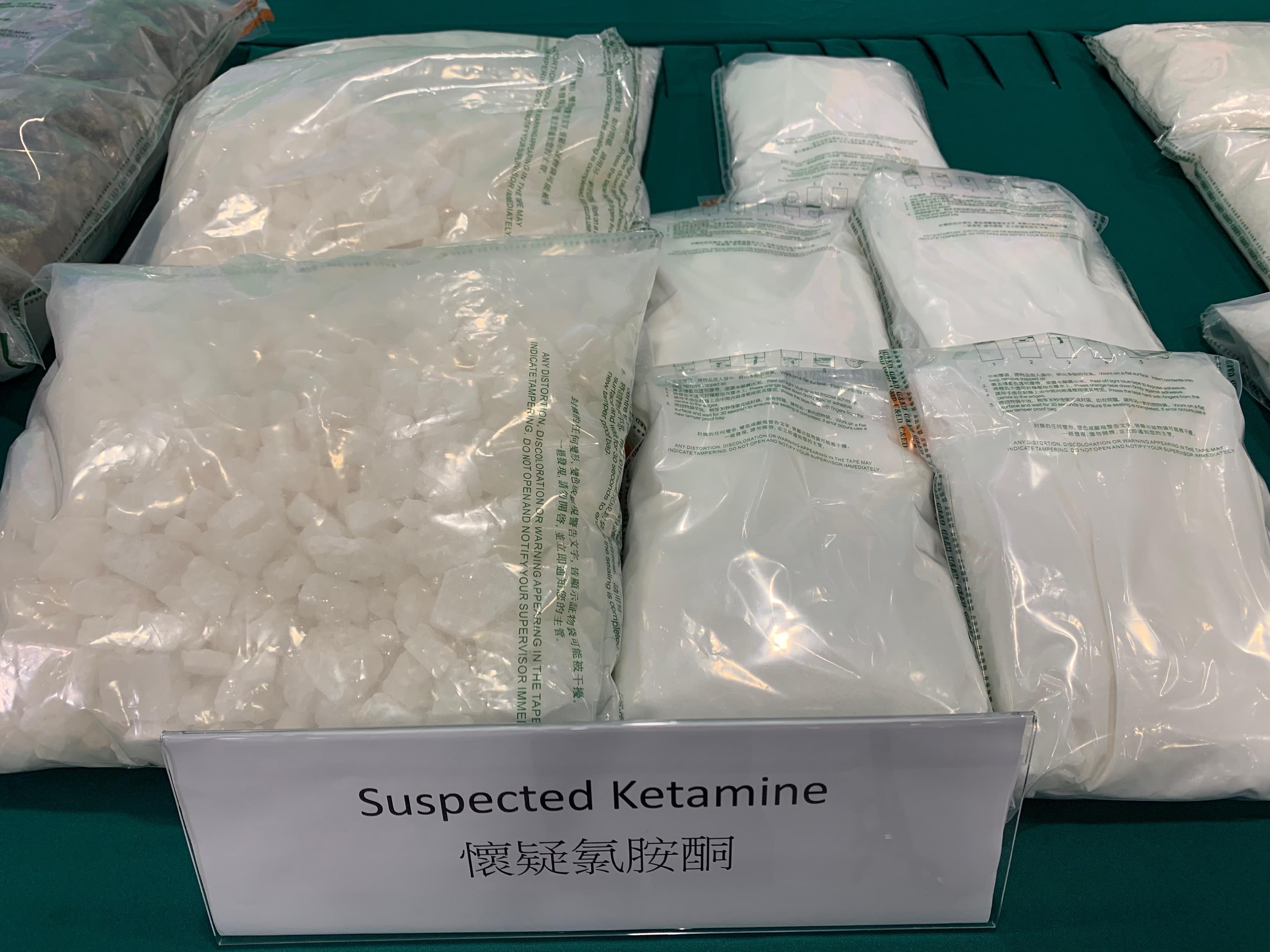 香港海關於六月十二日至八月十一日採取代號「狙擊者」的反毒品行動，打擊利用集運方式販運毒品。圖示行動中檢獲的部分懷疑氯胺酮。