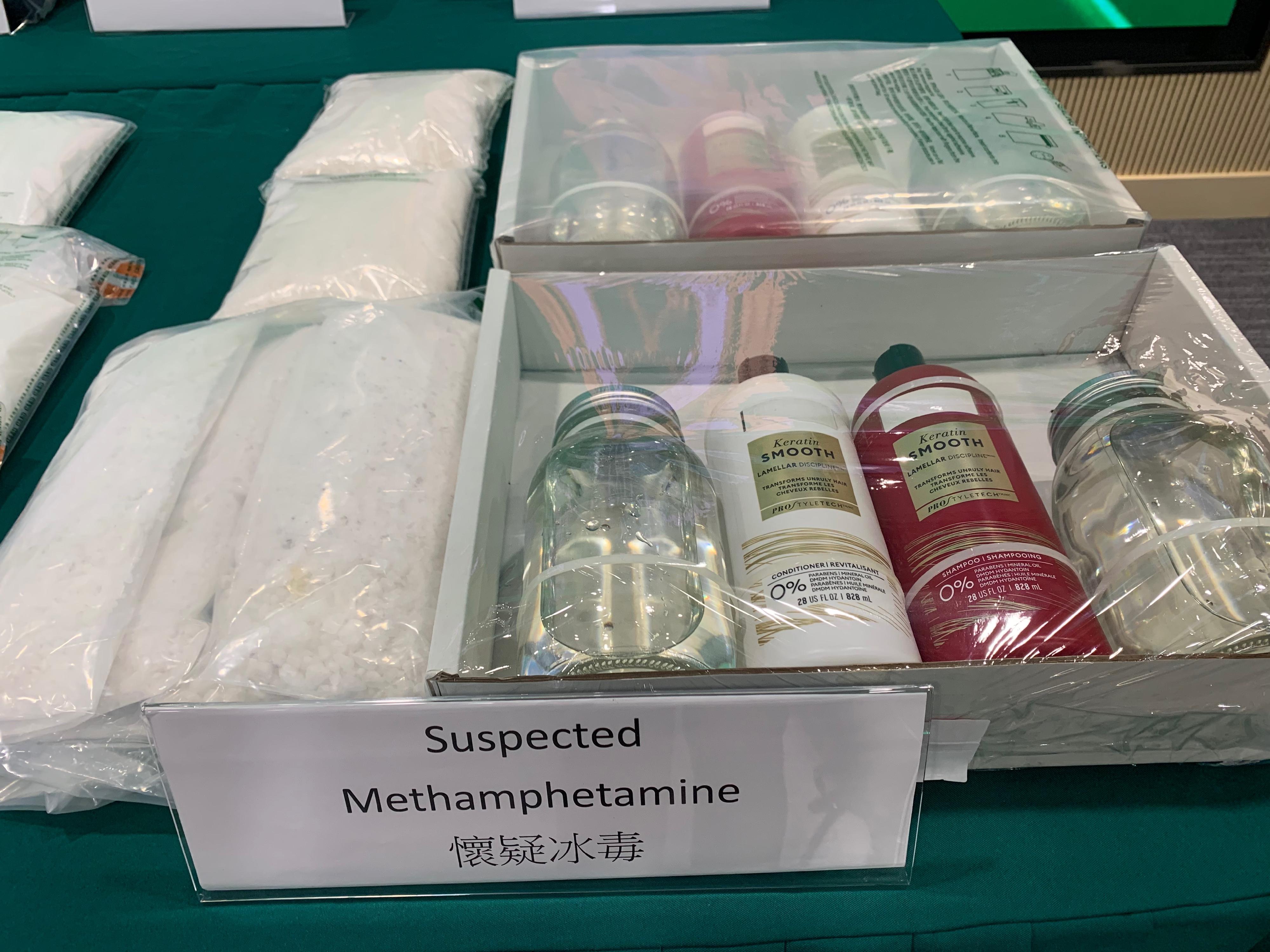香港海關於六月十二日至八月十一日採取代號「狙擊者」的反毒品行動，打擊利用集運方式販運毒品。圖示行動中檢獲的部分懷疑冰毒。