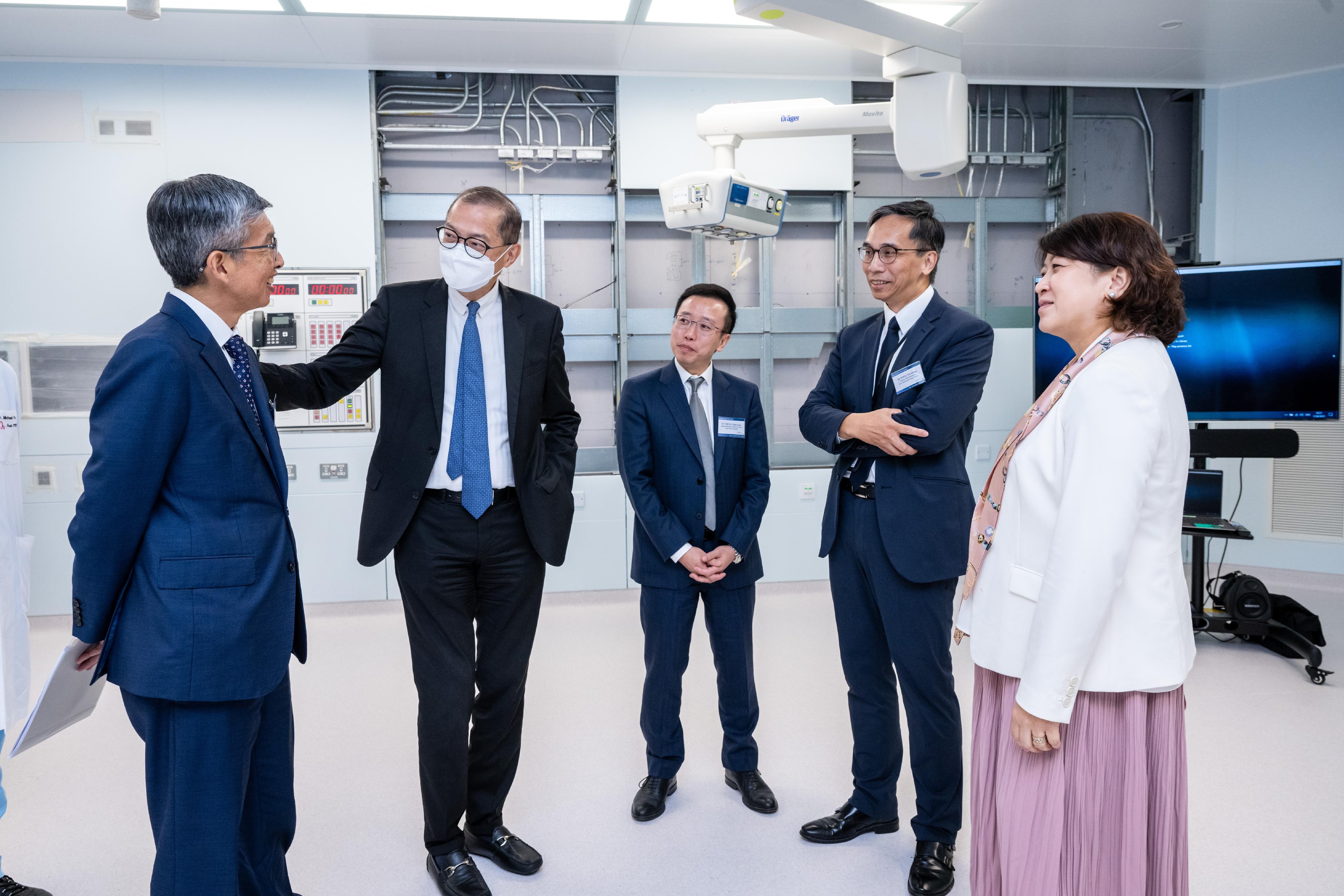 The Secretary for Health, Professor Lo Chung-mau (second left), and the Under Secretary for Health, Dr Libby Lee (first right), visited Tuen Mun Hospital this afternoon (August 17) to inspect the progress in establishing the Integrated Neuroscience Centre of the hospital.