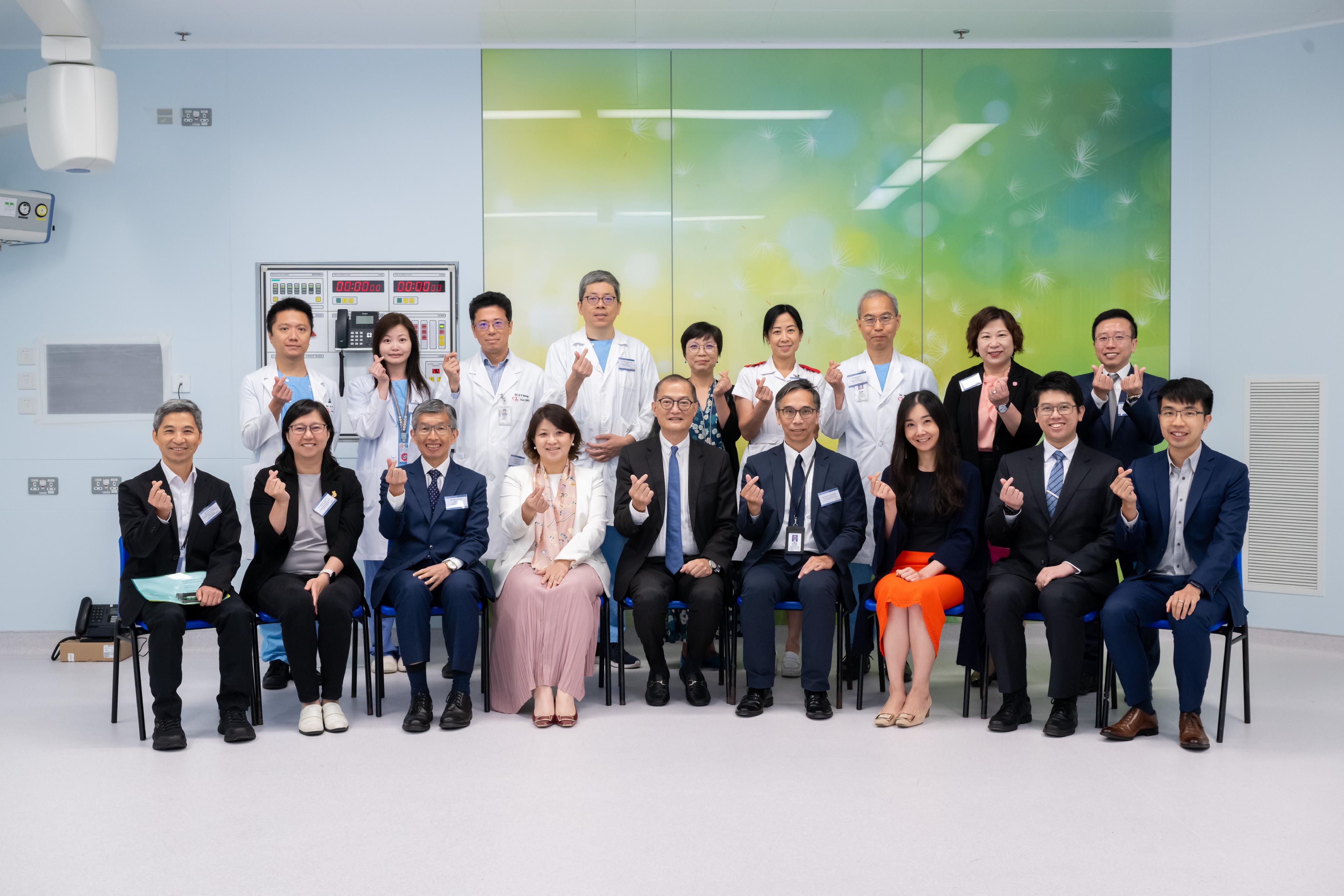 The Secretary for Health, Professor Lo Chung-mau, visited Tuen Mun Hospital this afternoon (August 17). Photo shows Professor Lo (front row, centre); the Under Secretary for Health, Dr Libby Lee (front row, fourth left); the Director of Cluster Services of the Hospital Authority (HA), Dr Simon Tang (front row, third left); and the Cluster Chief Executive of New Territories West Cluster of the HA, Dr Wong Yiu-chung (front row, fourth right), and healthcare personnel involved in the setting up of the Integrated Neuroscience Centre of the hospital.