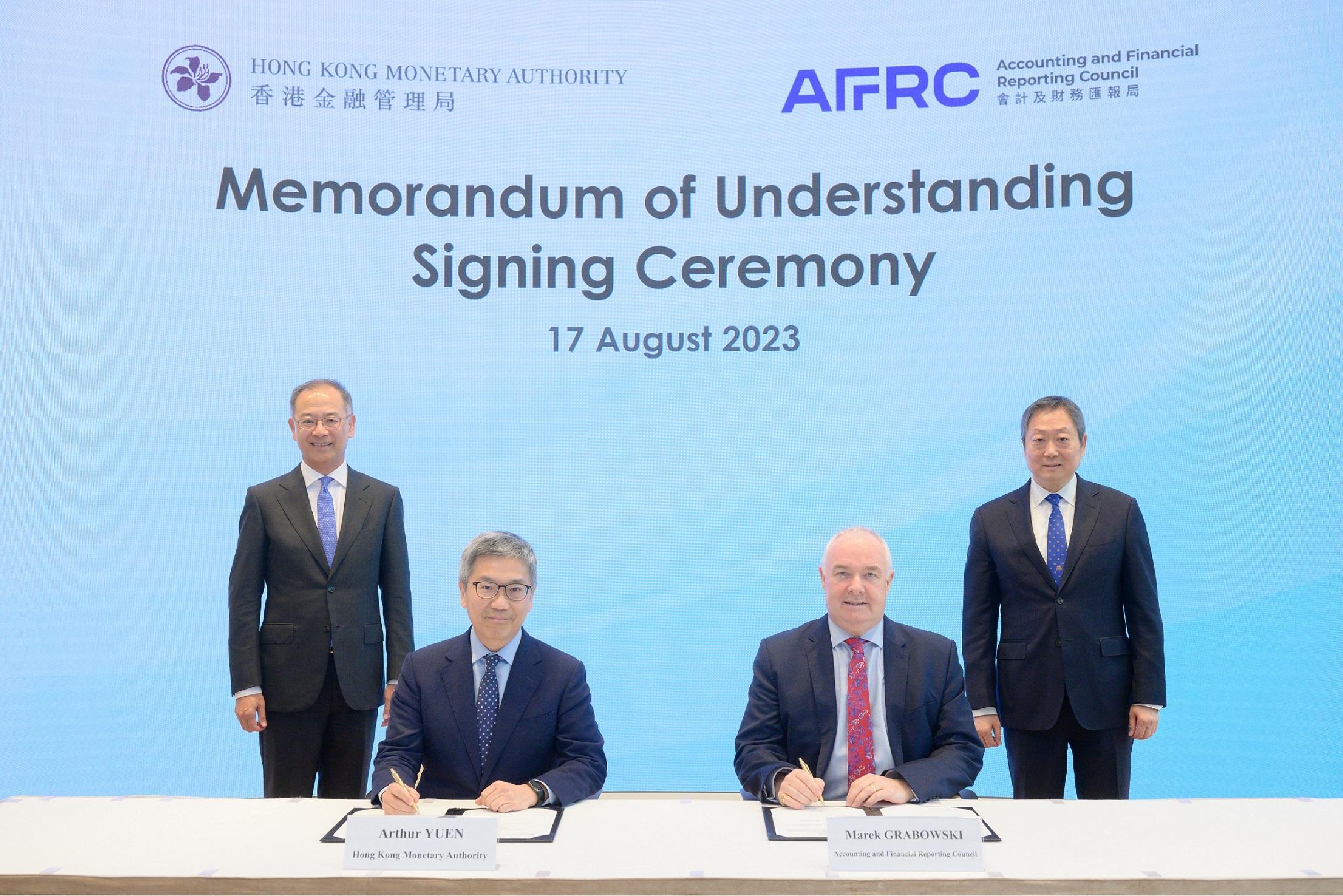Deputy Chief Executive of the Hong Kong Monetary Authority Mr Arthur Yuen (second left), and the Chief Executive Officer of the Accounting and Financial Reporting Council, Mr Marek Grabowski (second right), sign a new Memorandum of Understanding today (August 17) in the presence of the Chief Executive of the Hong Kong Monetary Authority, Mr Eddie Yue (left), and the Chairman of the Accounting and Financial Reporting Council, Dr Kelvin Wong (right).
