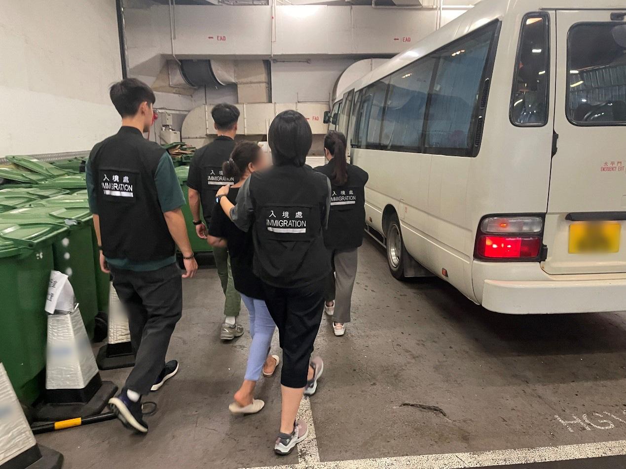 入境事務處八月十四日至昨日（八月十七日）一連四日在全港各區展開反非法勞工行動，分別是代號「曙光行動」及連同香港警務處執行的「風沙行動」。圖示懷疑非法勞工在行動中被捕。