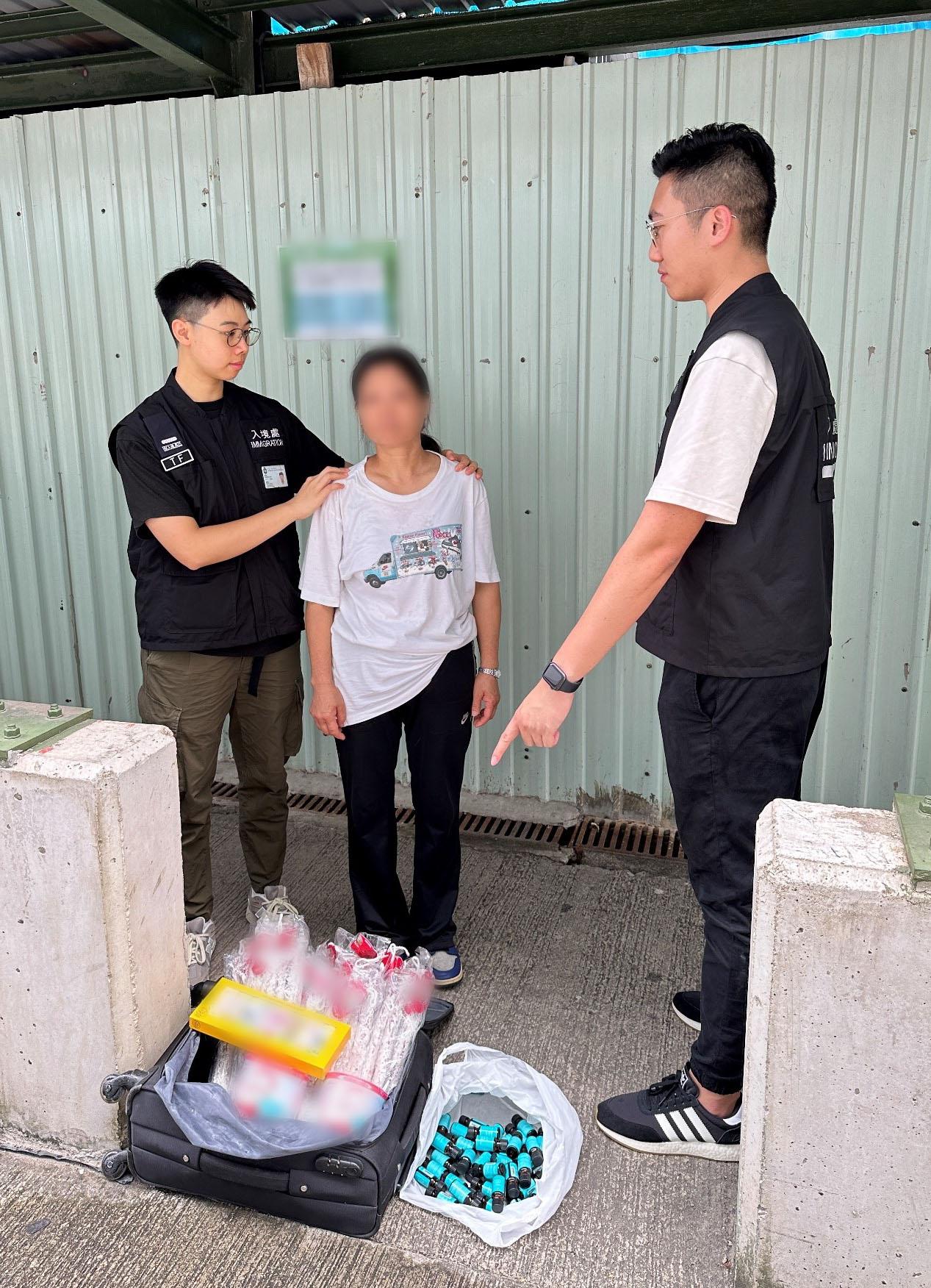 The Immigration Department mounted a series of territory-wide anti-illegal worker operations codenamed "Twilight", and a joint operation with the Hong Kong Police Force codenamed "Windsand" for four consecutive days from August 14 to yesterday (August 17). Photo shows a Mainland visitor involved in suspected parallel trading activities and her goods.