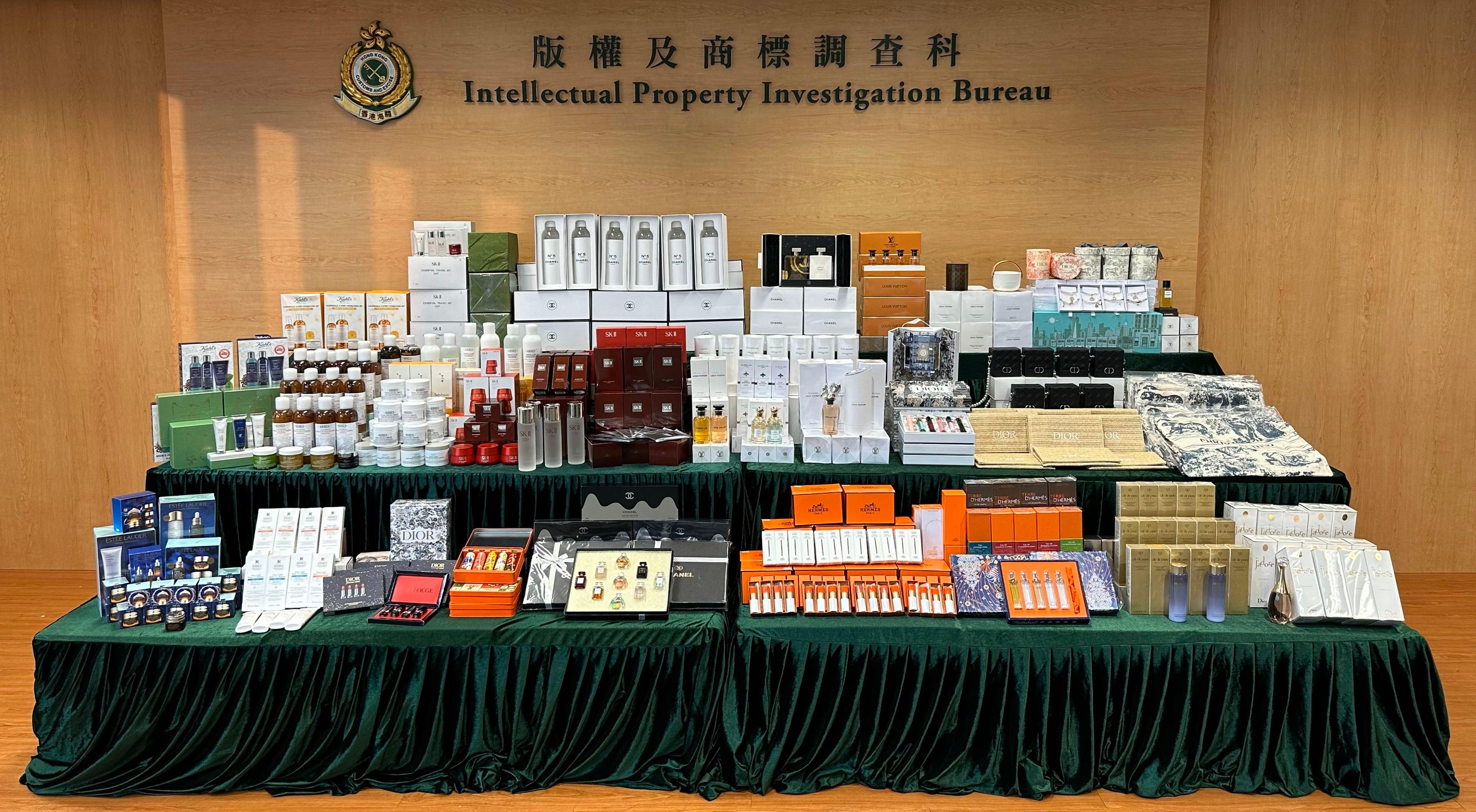 香港海關昨日（八月十七日）展開特別執法行動，打擊網上售賣冒牌香水和化妝護膚品的侵權活動。經初步點算，涉案的懷疑冒牌物品約有三千件，估計市值約一百三十萬元。圖示檢獲的部分懷疑冒牌物品。   


