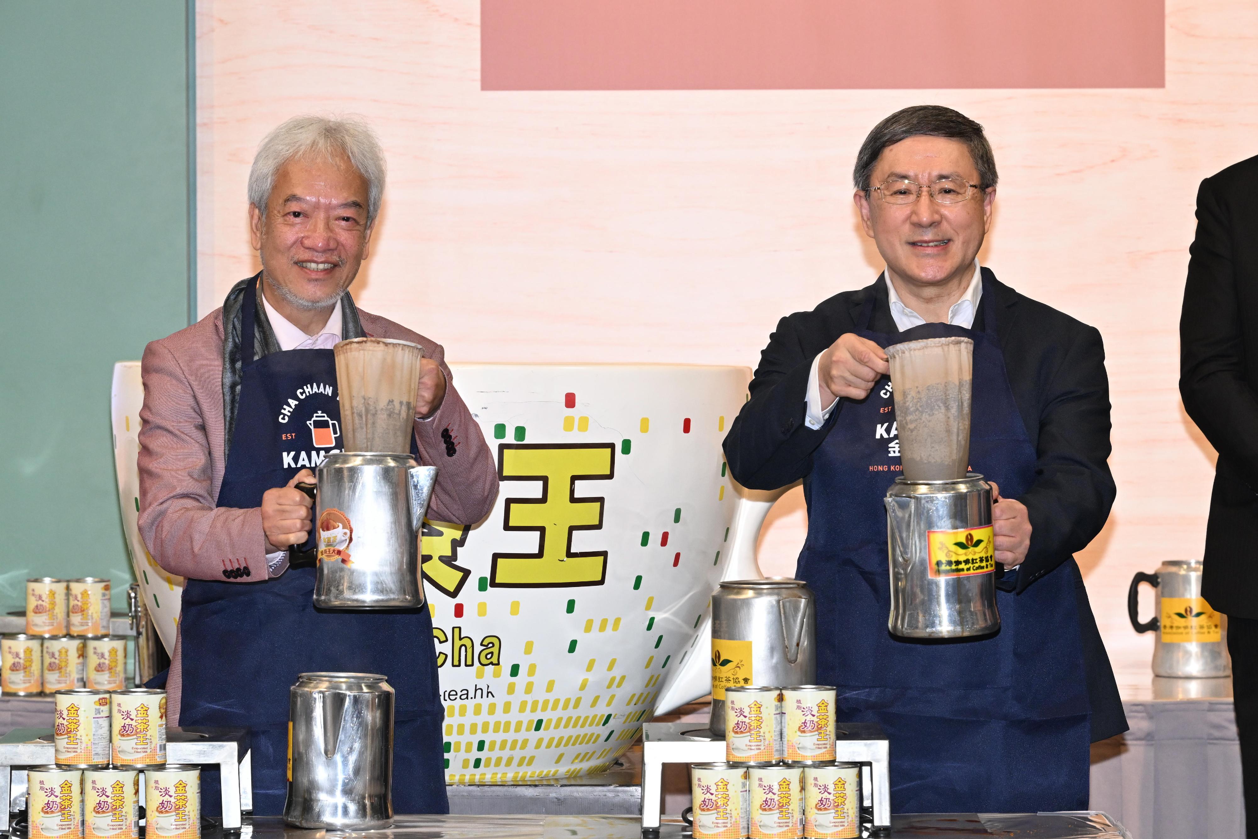 政務司副司長卓永興（右）與香港咖啡紅茶協會主席黃家和（左）今日（八月十八日）主持國際及大灣區金茶王大賽2023（港式奶茶）香港區決賽啟動禮。