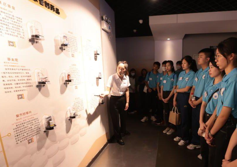 Mentees of the Leadership Institute on Narcotics visit the Shenzhen drug education base and learn about the anti-drug issues on the Mainland.