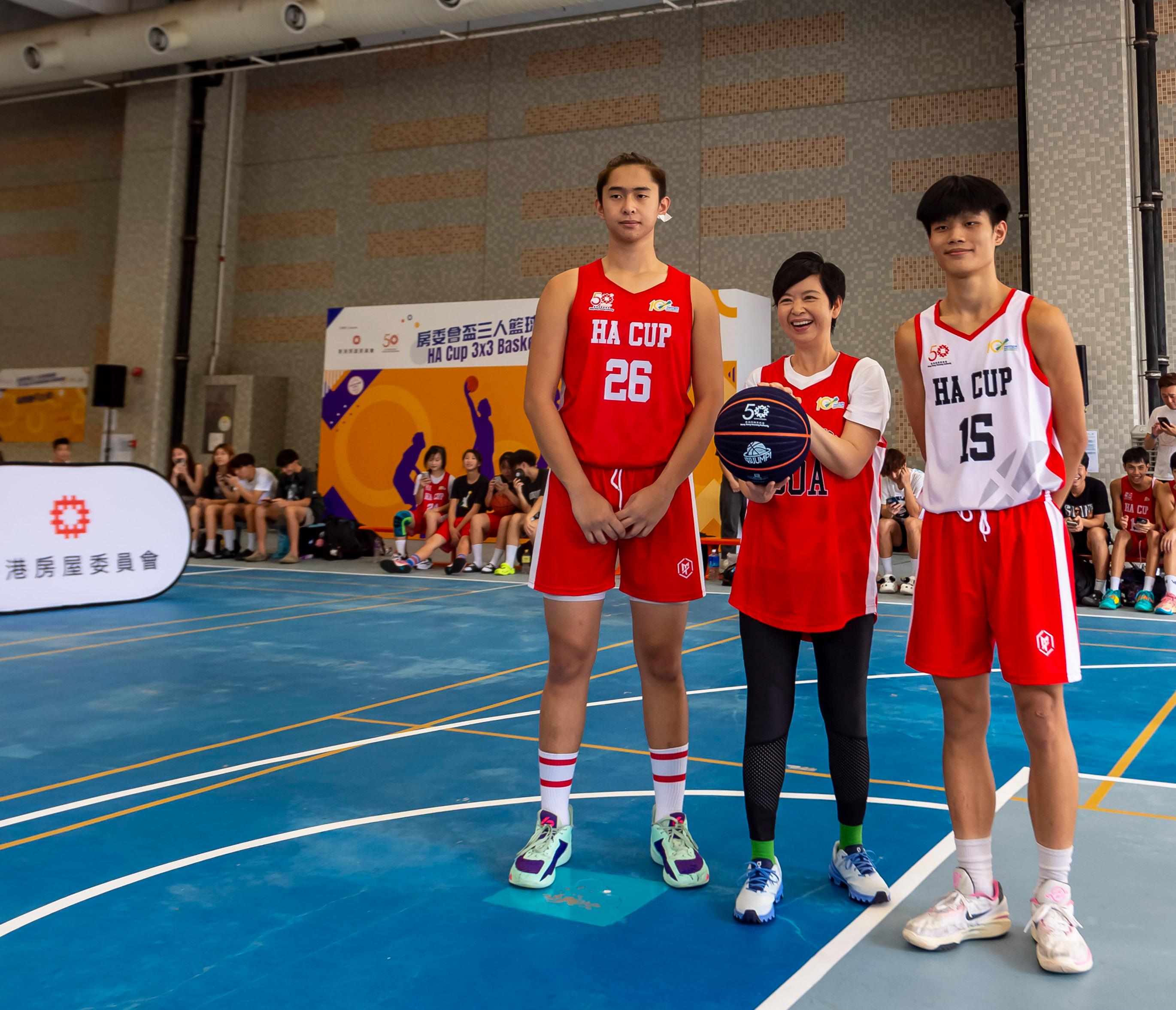香港房屋委員為慶祝成立50周年而舉辦的「房委會盃三人籃球挑戰賽」今日（八月二十日）進行決賽。圖示房屋局局長何永賢（中）主持男子組冠軍賽開球禮。