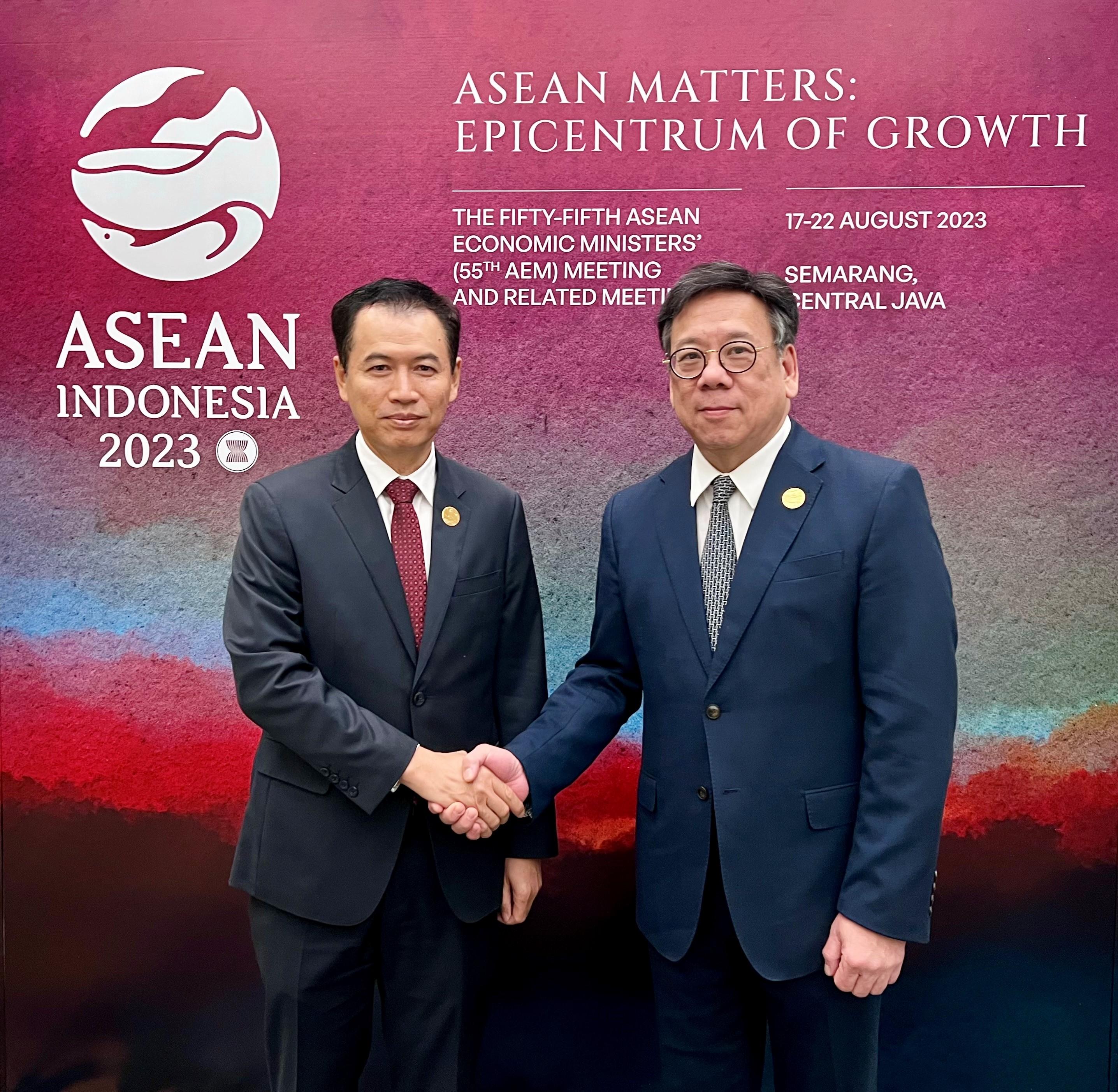 The Secretary for Commerce and Economic Development, Mr Algernon Yau (right), has a bilateral meeting with the Minister of Industry and Commerce of Laos, Mr Malaithong Kommasith (left), in Semarang, Indonesia, today (August 20) to discuss various trade and economic issues.