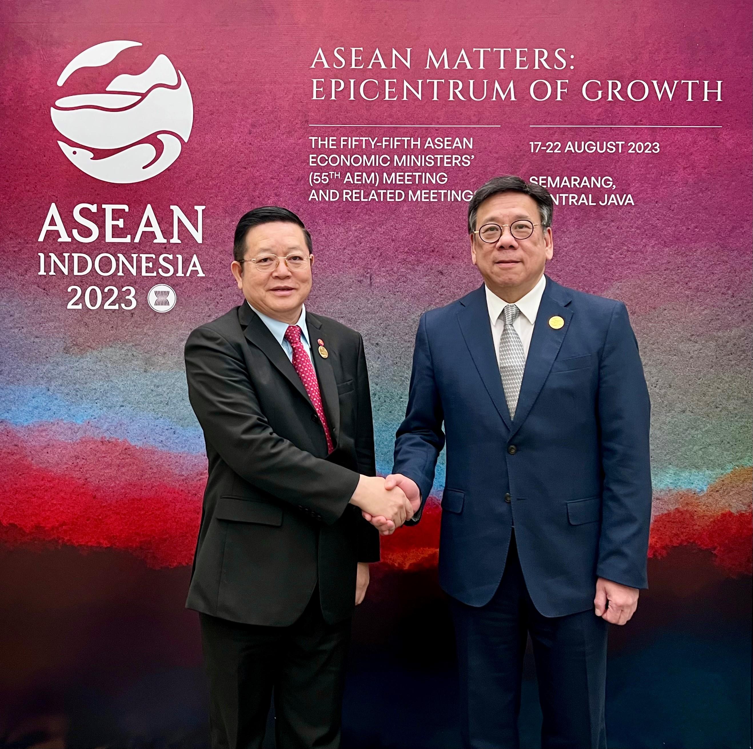 The Secretary for Commerce and Economic Development, Mr Algernon Yau (right), has a bilateral meeting with the Secretary-General of the Association of Southeast Asian Nations, Dr Kao Kim Hourn (left), in Semarang, Indonesia, today (August 20) to discuss various trade and economic issues, and update him on Hong Kong's preparatory work in seeking early accession to the Regional Comprehensive Economic Partnership.