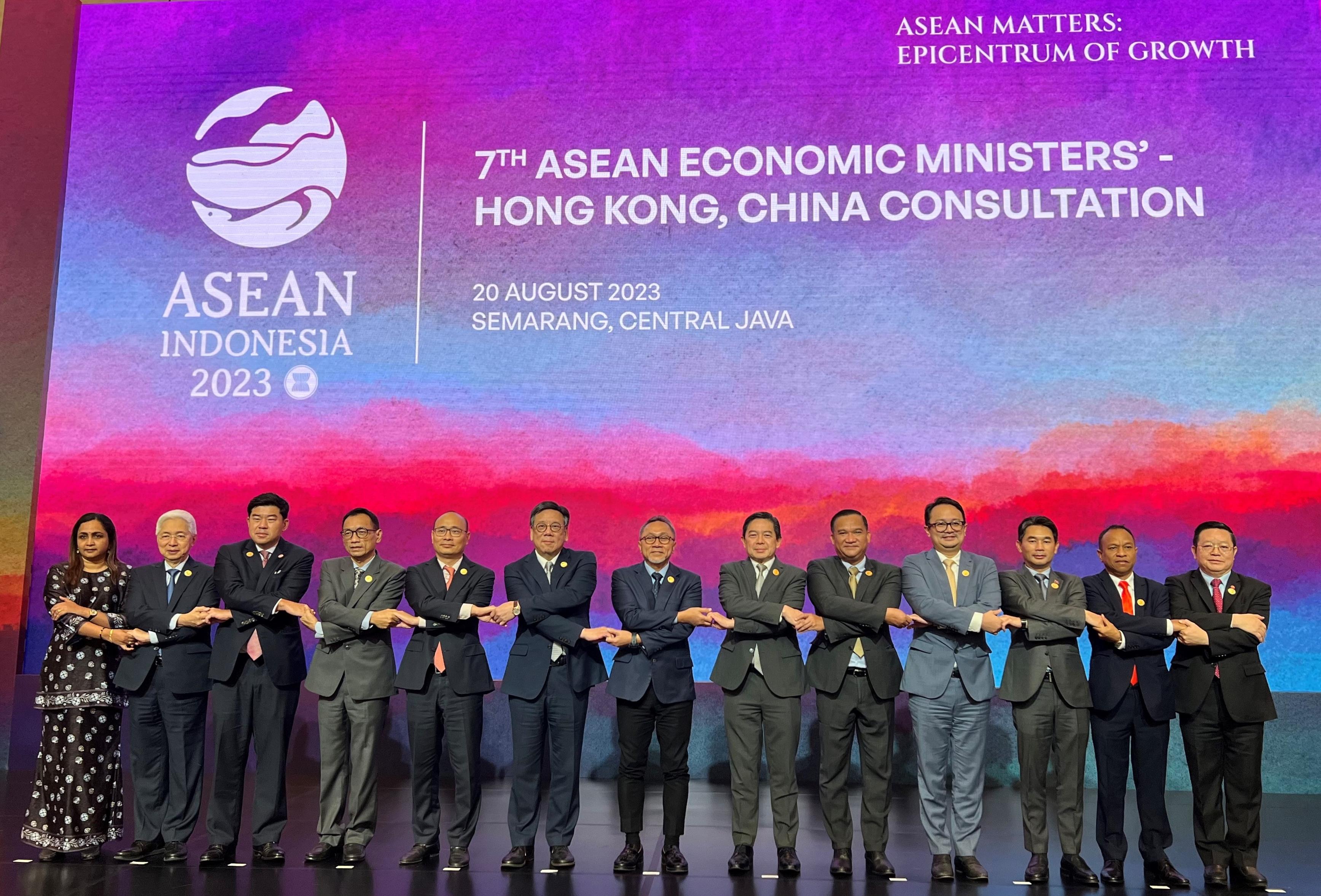The Secretary for Commerce and Economic Development, Mr Algernon Yau, attended the seventh Association of Southeast Asian Nations (ASEAN) Economic Ministers - Hong Kong, China (HKC) Consultation in Semarang, Indonesia, today (August 20). Photo shows Mr Yau (sixth left) with other ministers attending the meeting.
