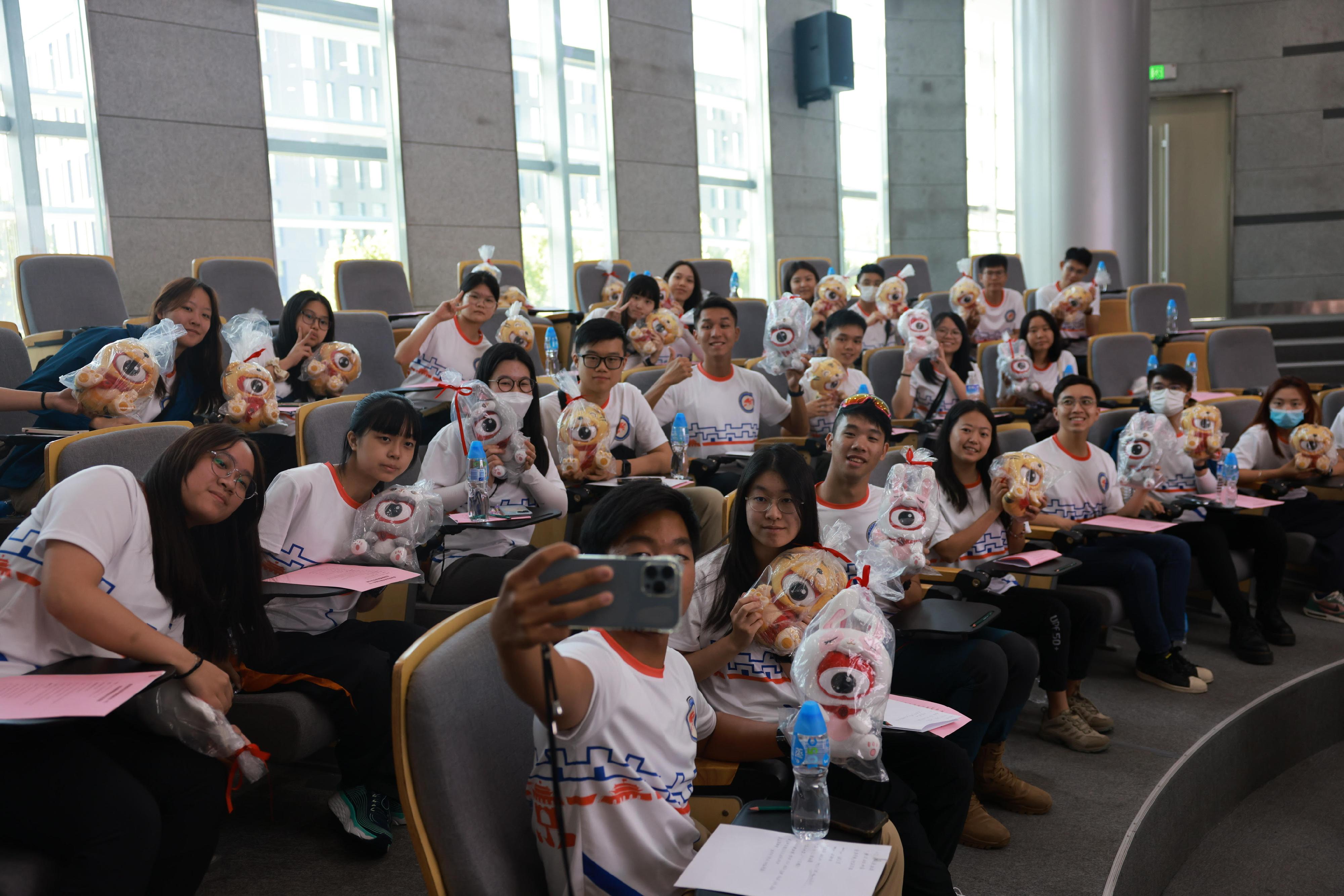 Secretary for Security, Mr Tang Ping-keung, led members of the Security Bureau (SB) Youth Uniformed Group Leaders Forum to begin visit to Beijing. Photo shows Mr Tang and youth group members visiting the headquarters of Weibo Corporation on August 19 to learn about the development of this social media platform.