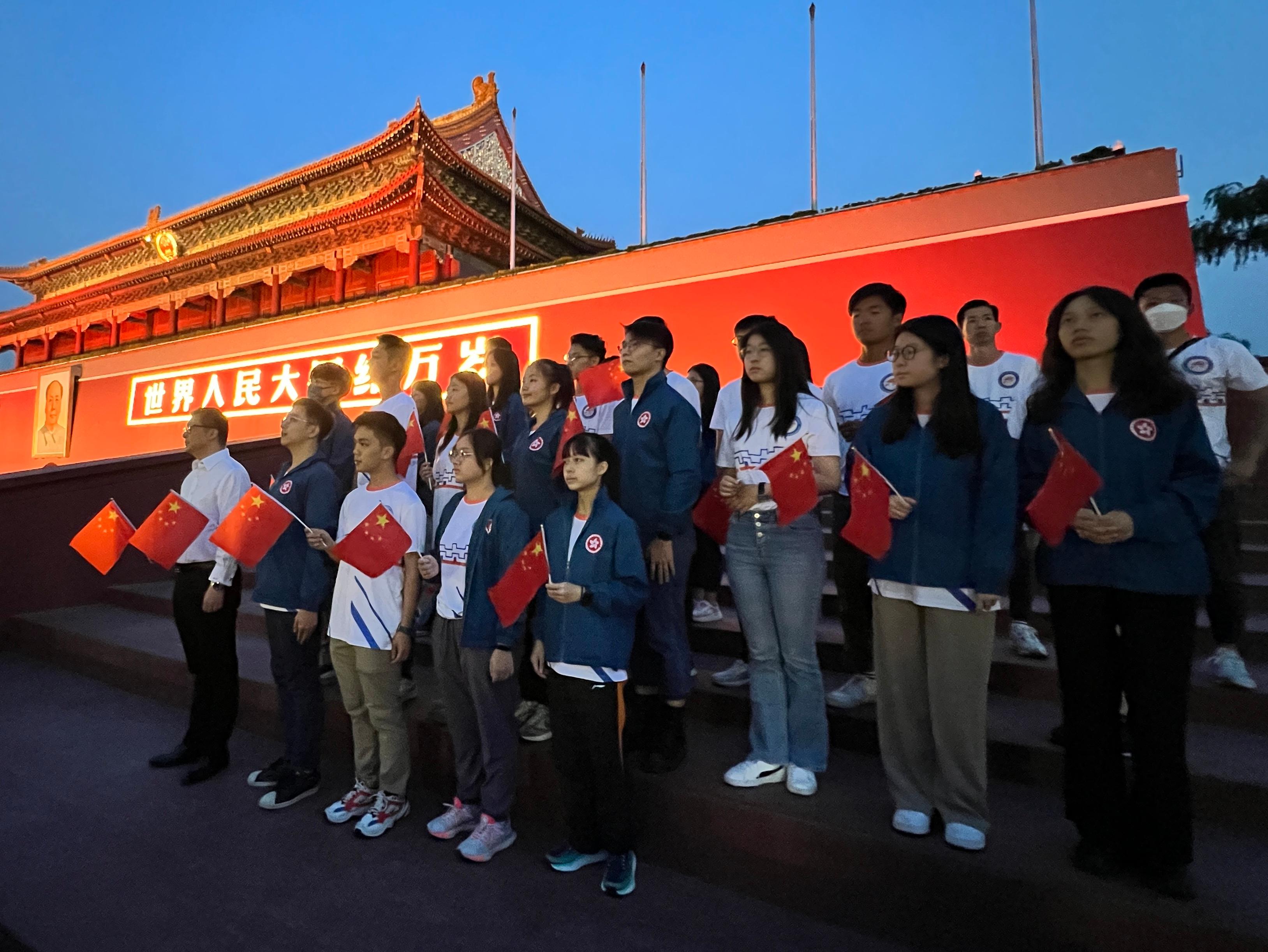 Secretary for Security, Mr Tang Ping-keung, led members of the Security Bureau Youth Uniformed Group Leaders Forum to continue visit to Beijing. Photo shows Mr Tang (front row, first left) and youth group members watching the flag-raising ceremony at Tiananmen Square to feel the affection for home and country on August 20.