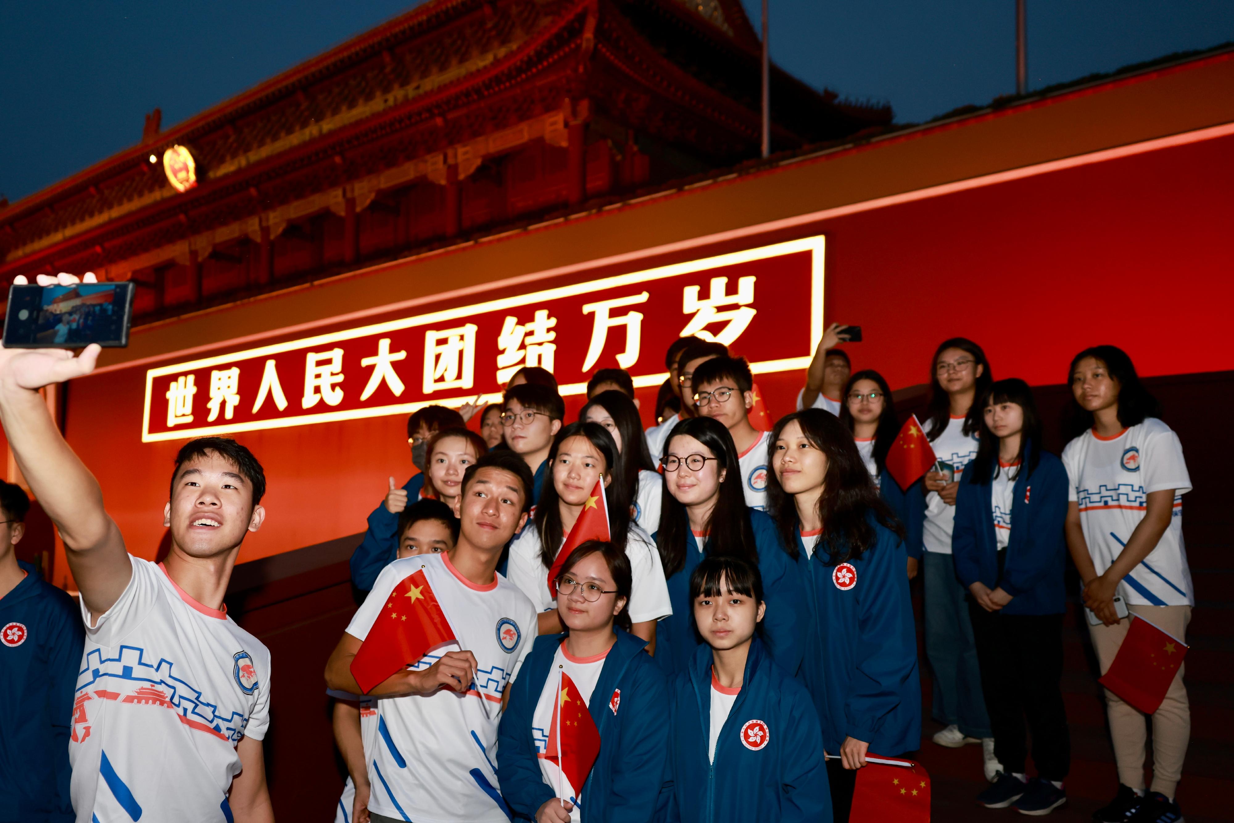 Secretary for Security, Mr Tang Ping-keung, led members of the Security Bureau Youth Uniformed Group Leaders Forum to continue visit to Beijing. Photo shows youth group members watching the flag-raising ceremony at Tiananmen Square to feel the affection for home and country on August 20.