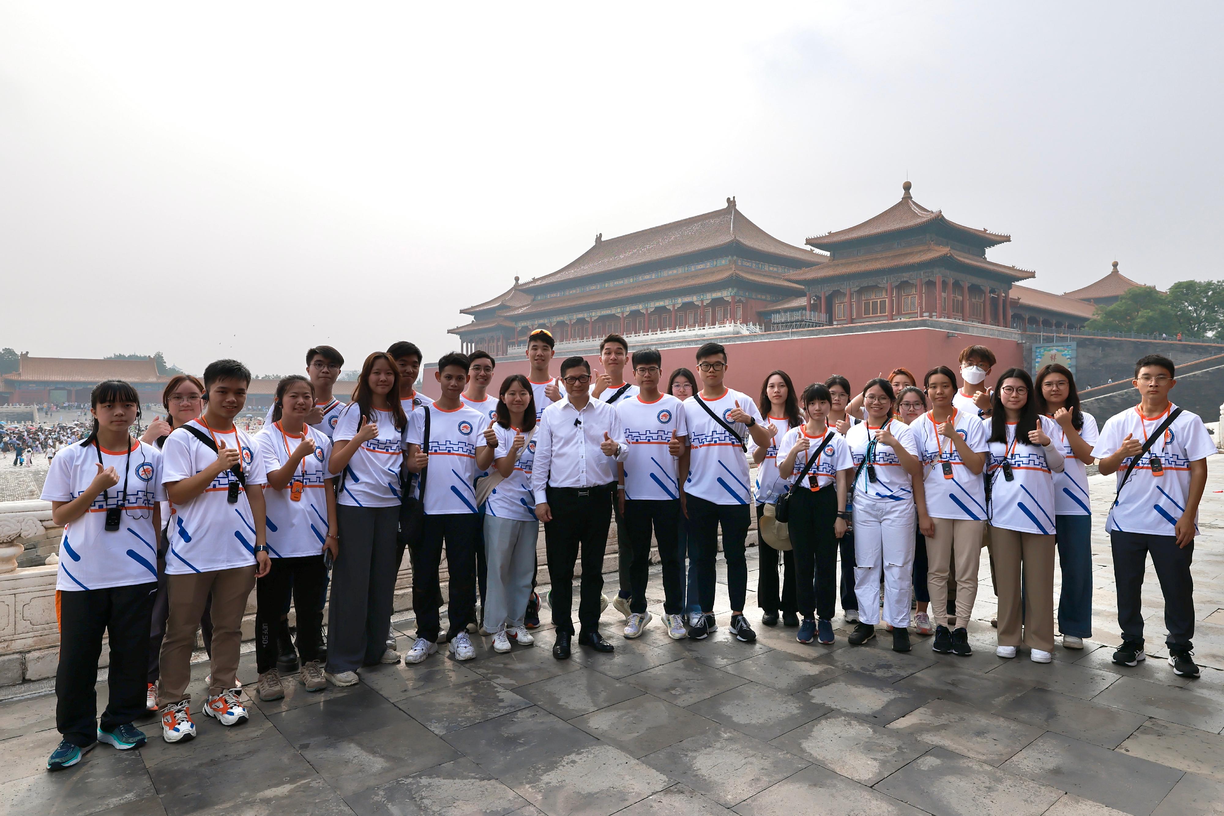 Secretary for Security, Mr Tang Ping-keung, led members of the Security Bureau Youth Uniformed Group Leaders Forum to continue visit to Beijing. Photo shows Mr Tang (centre, front row) and youth group members visiting the Palace Museum to appreciate precious artefacts and the unique architecture on August 20.