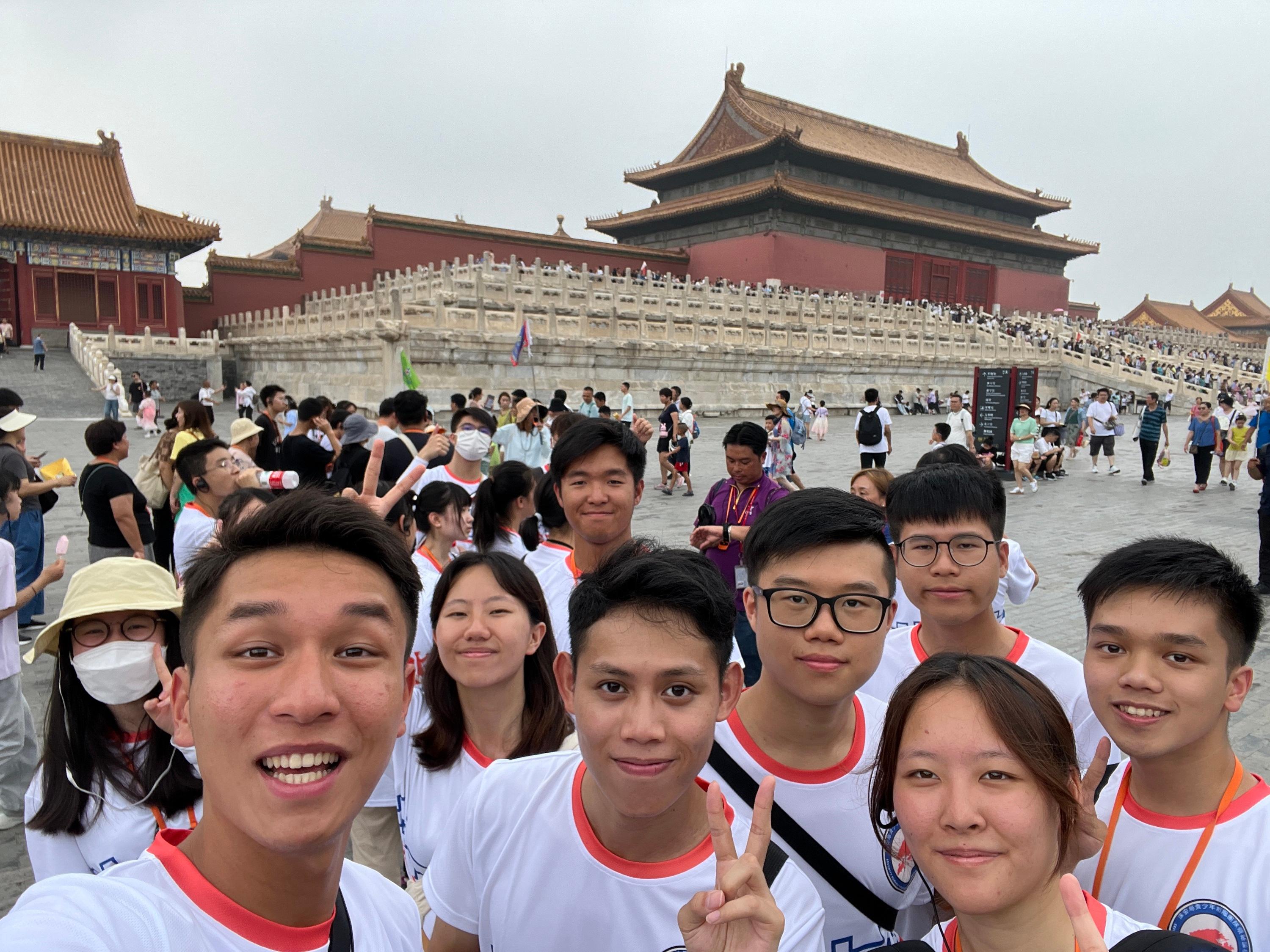 Secretary for Security, Mr Tang Ping-keung, led members of the Security Bureau Youth Uniformed Group Leaders Forum to continue visit to Beijing. Photo shows youth group members visiting the Palace Museum to appreciate precious artefacts and the unique architecture on August 20.