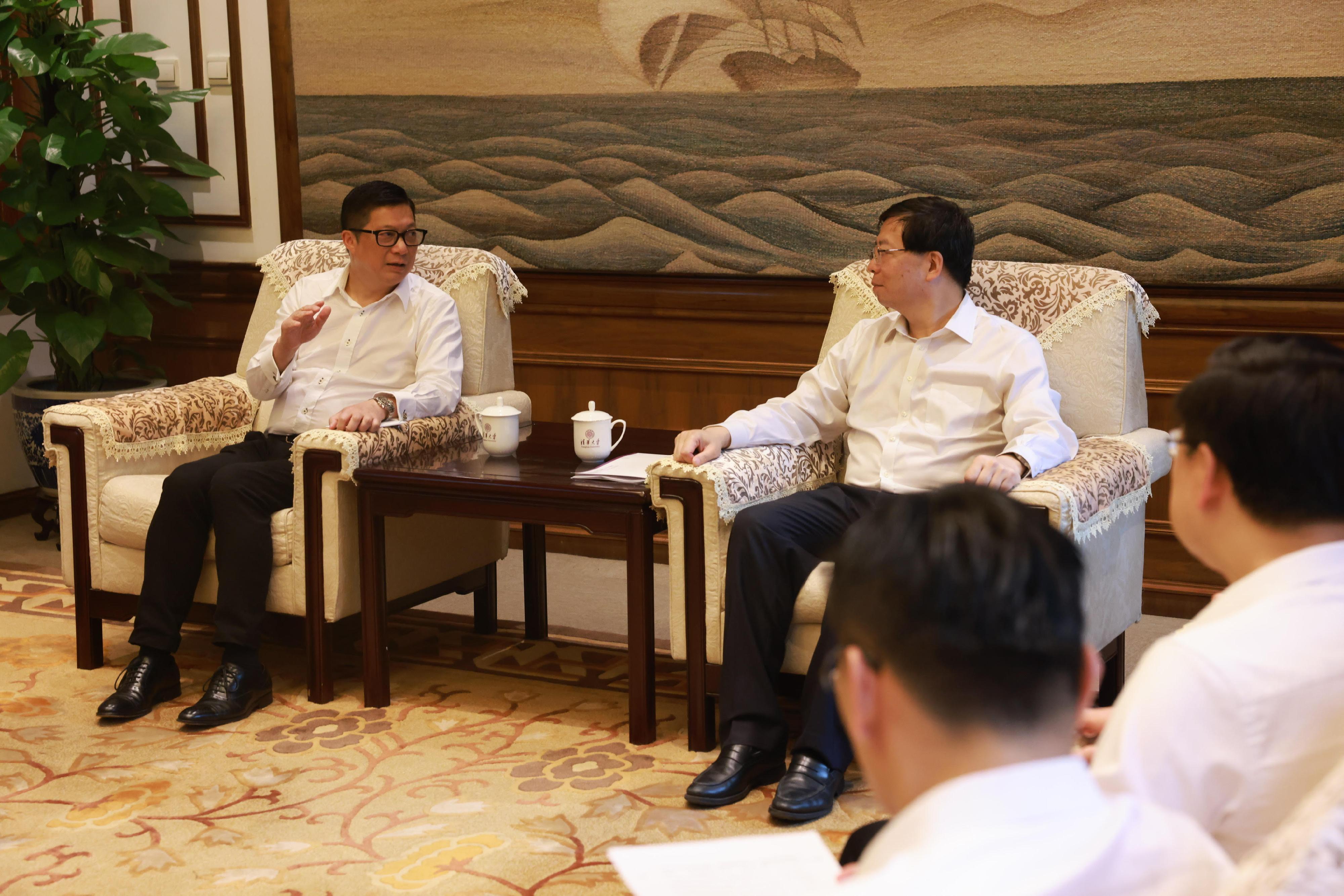 Secretary for Security, Mr Tang Ping-keung, led members of the Security Bureau Youth Uniformed Group Leaders Forum to continue visit to Beijing. Photo shows Mr Tang (left) meeting with the Secretary of the CPC Tsinghua University Committee, Professor Qiu Yong (right) on August 20.