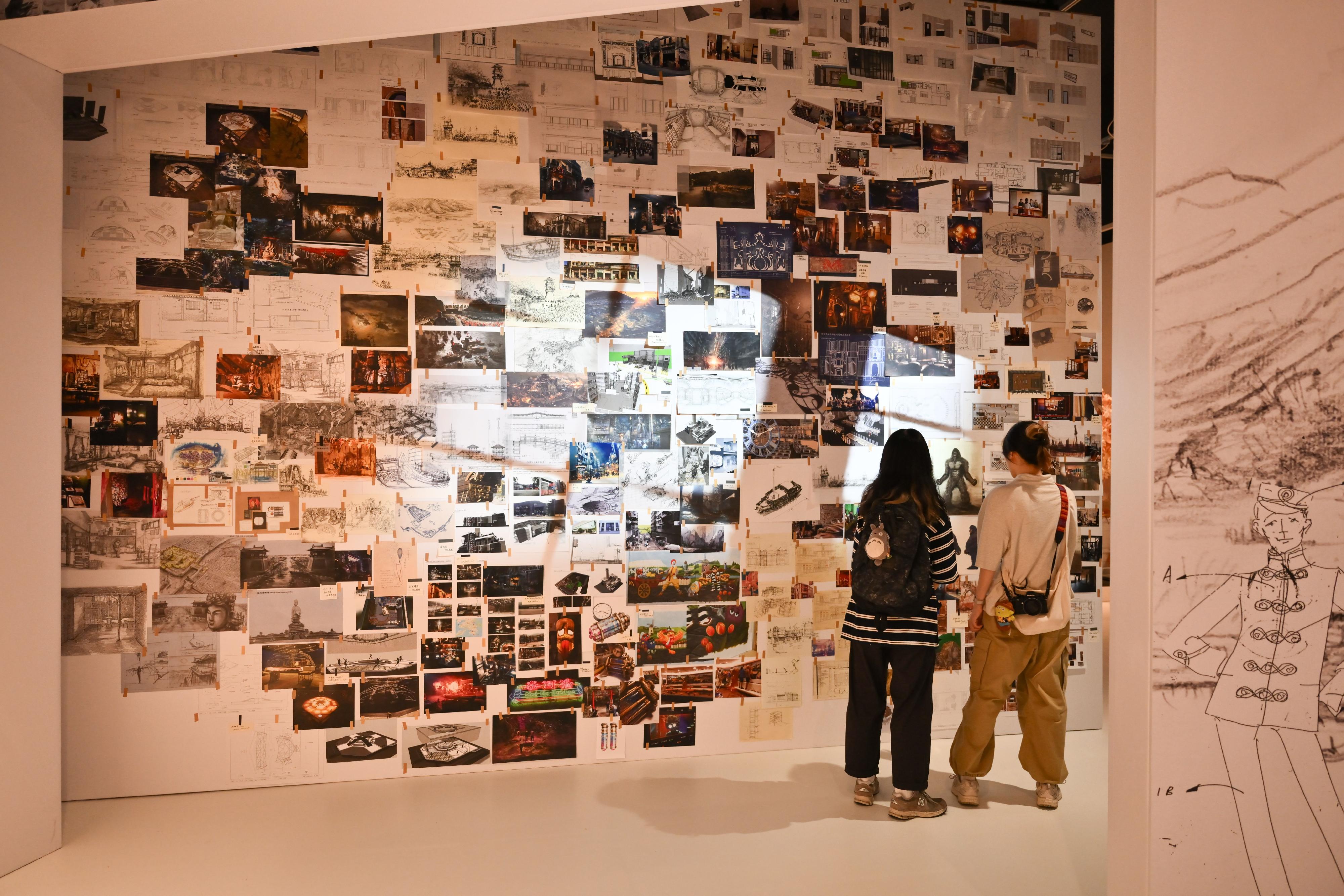 现正于香港文化博物馆举行的「无中生有——香港电影美术及服装造型展」将于九月四日 （星期一）结束，市民请把握机会在余下展期前往参观。图示市民参观展览。