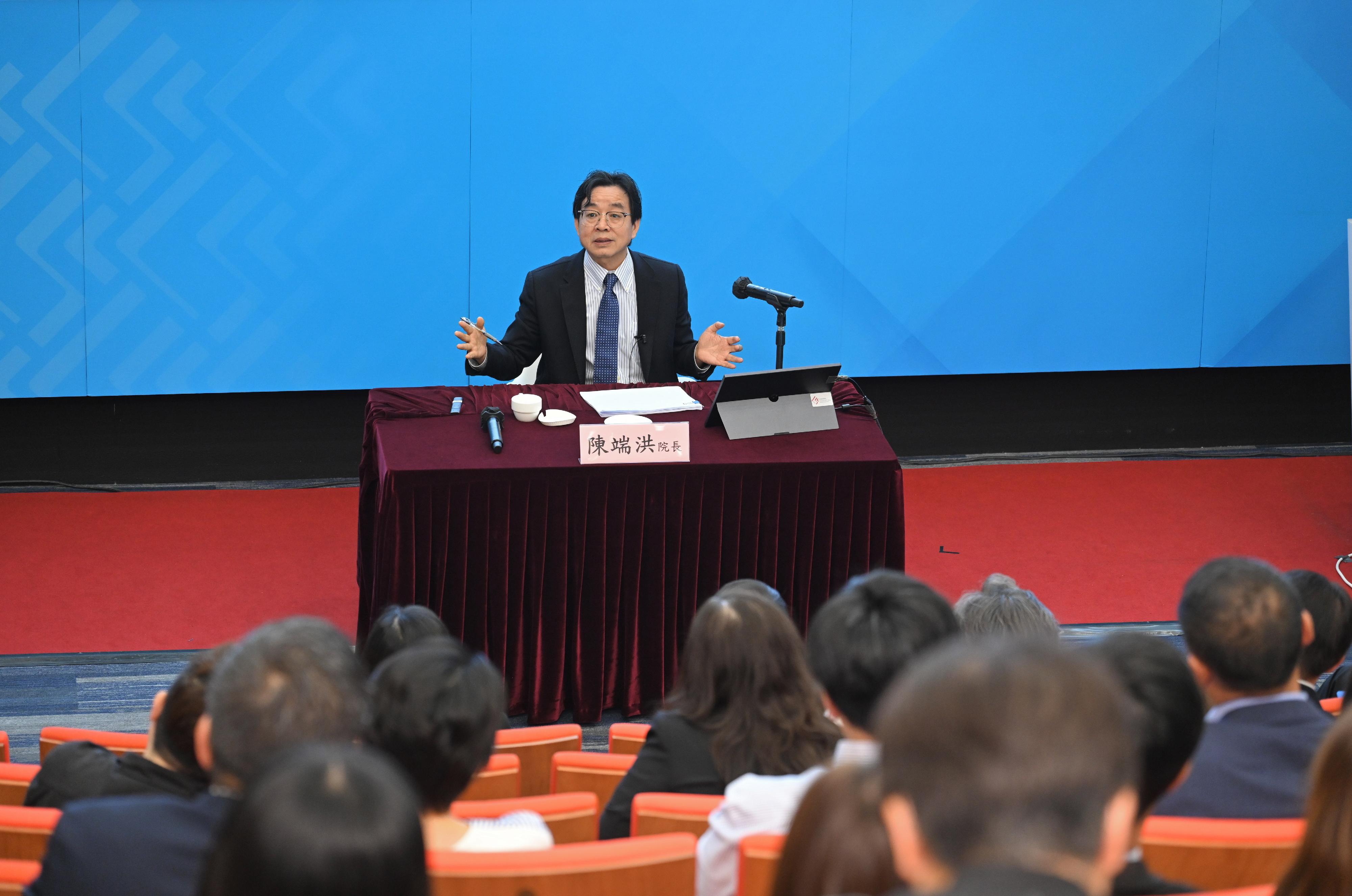 The Civil Service College of the Civil Service Bureau, in collaboration with the Institute for Hong Kong and Macau Studies, Peking University, launched an in-depth programme on "one country, two systems" and the contemporary China and organised a lecture on the topic of "The Chinese Constitutional System: the Country's Authority Structure" today (August 22). Photo shows the Director of the Institute for Hong Kong and Macau Studies, Peking University, Professor Chen Duanhong, delivering the lecture.