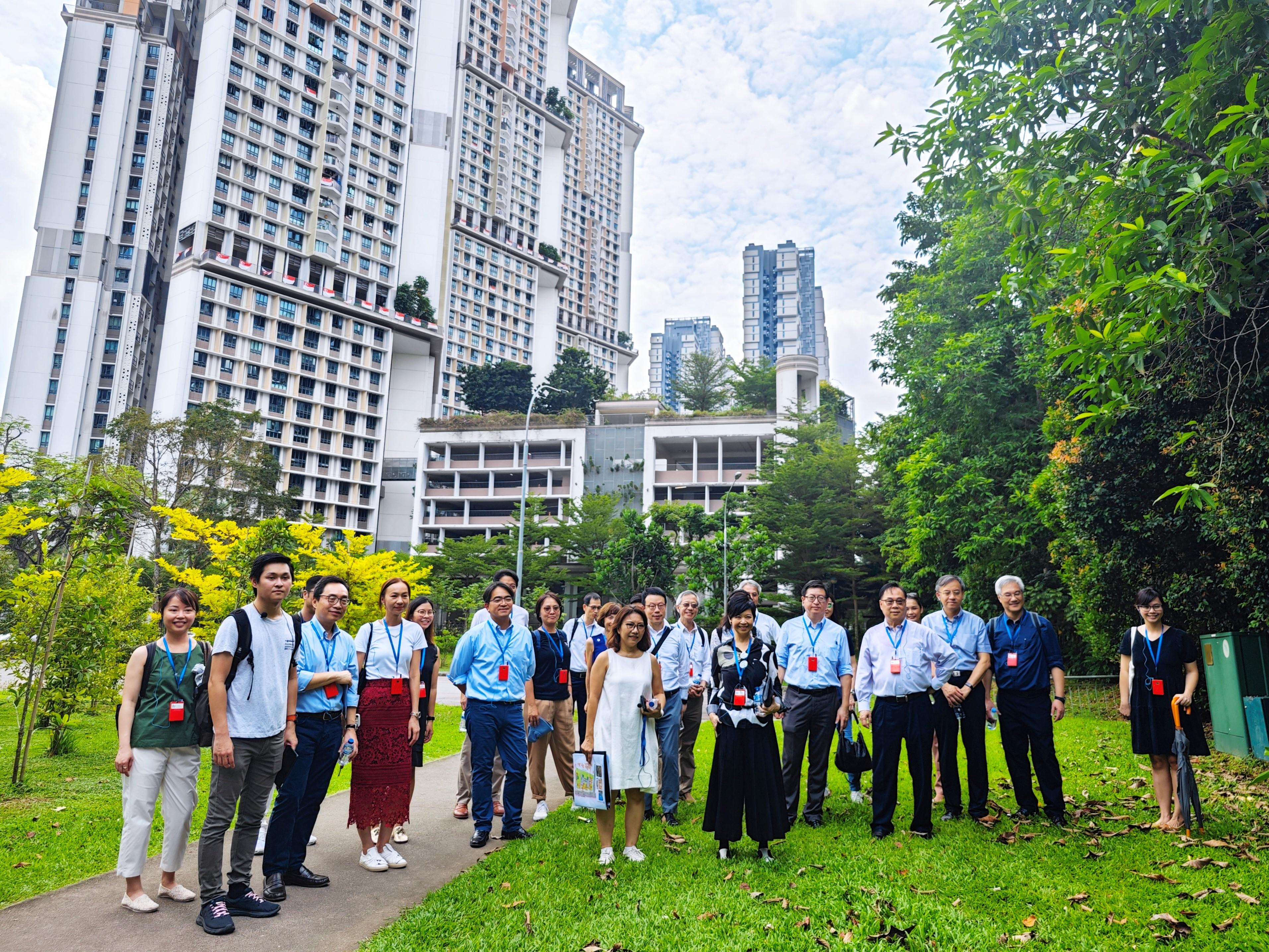 房屋局局長何永賢昨日（八月二十二日）展開在新加坡的訪問行程，與當地官員會面，就房屋政策、創新建築科技、綠色建築等領域交流意見。圖示何永賢（第一排右）今日（八月二十三日）上午參觀公共房屋項目SkyVille@Dawson。