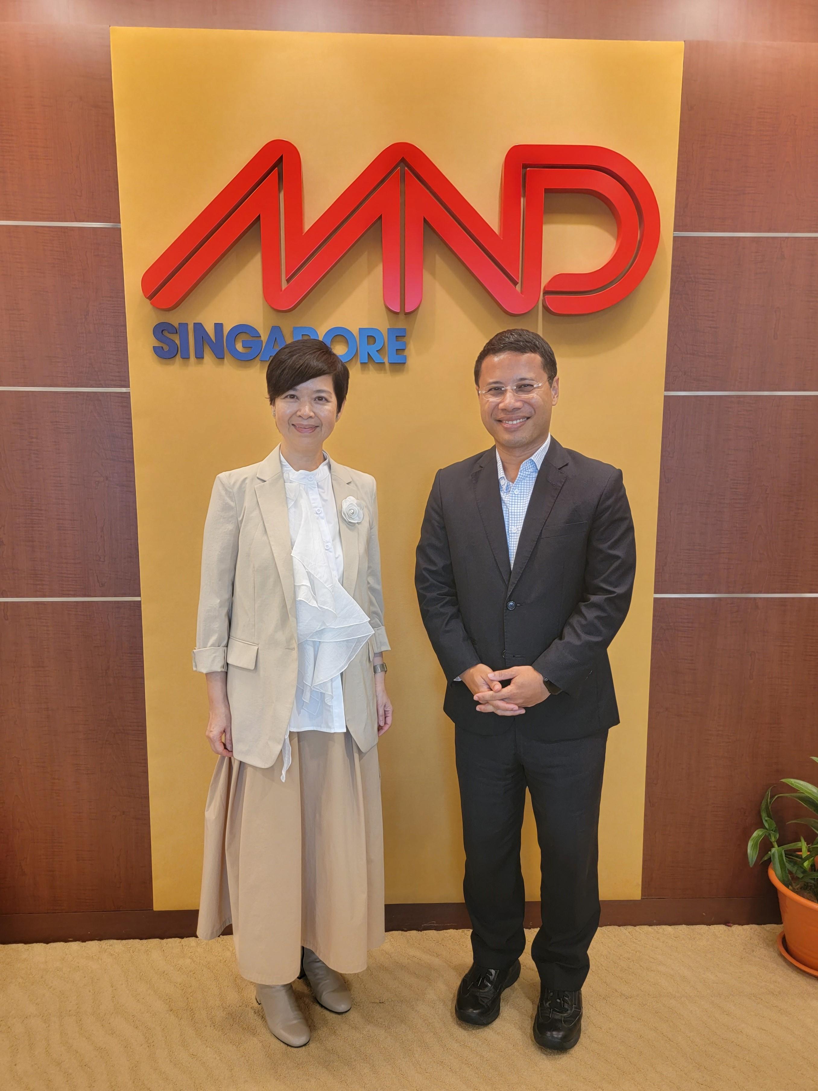 The Secretary for Housing, Ms Winnie Ho, began her visit to Singapore yesterday (August 22). She met with local government officials to exchange views in areas such as housing policies, innovative construction technologies and green building. Photo shows Ms Ho (left) meeting the Minister for National Development of Singapore, Mr Desmond Lee (right), yesterday.