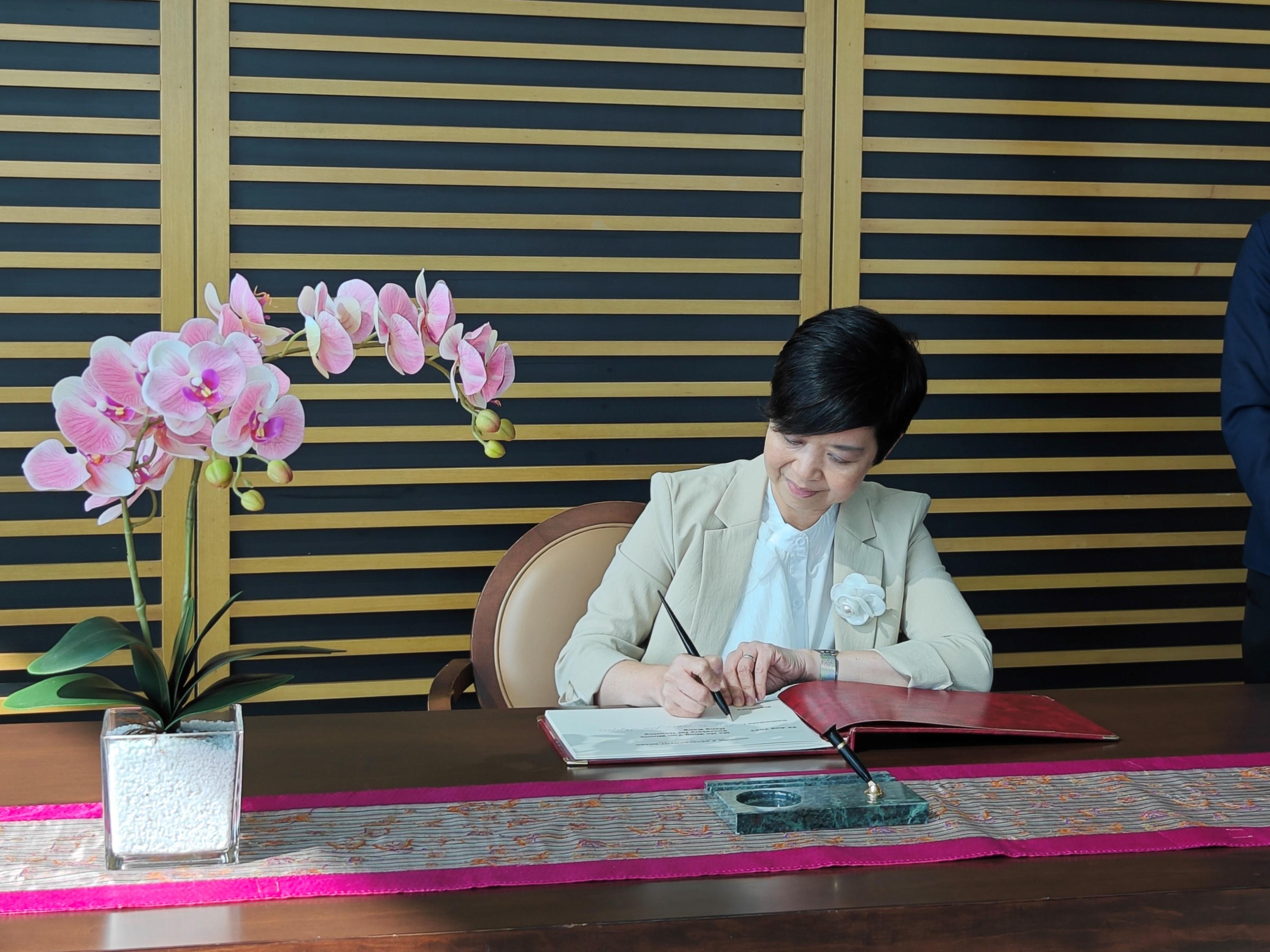 The Secretary for Housing, Ms Winnie Ho, began her visit to Singapore yesterday (August 22). She met with local government officials to exchange views in areas such as housing policies, innovative construction technologies and green building. Photo shows Ms Ho signing the guest book at the Housing & Development Board.