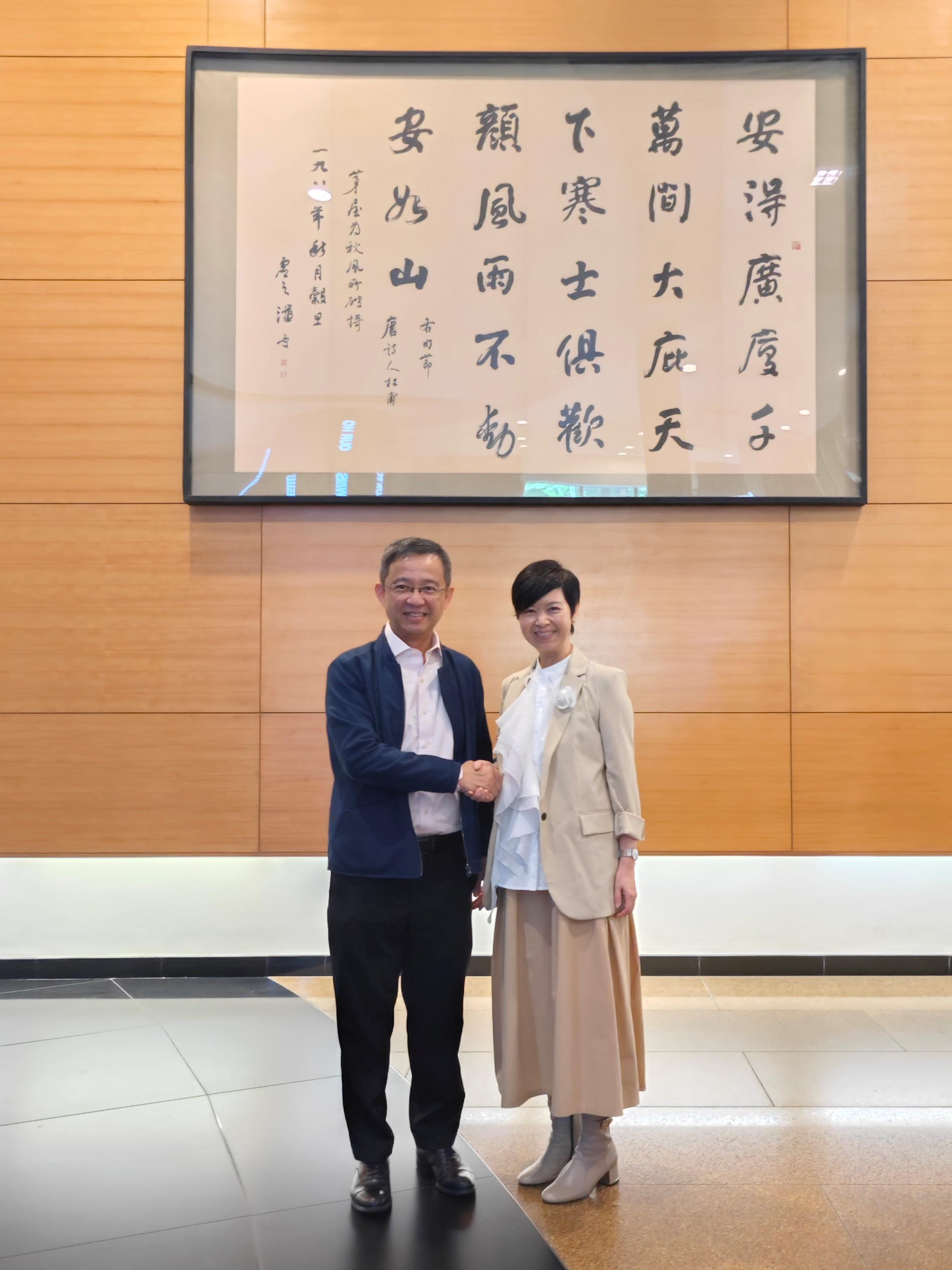 The Secretary for Housing, Ms Winnie Ho, began her visit to Singapore yesterday (August 22). She met with local government officials to exchange views in areas such as housing policies, innovative construction technologies and green building. Photo shows Ms Ho (right) meeting the Chief Executive Officer of the Housing & Development Board of Singapore, Mr Tan Meng Dui (left), yesterday.
