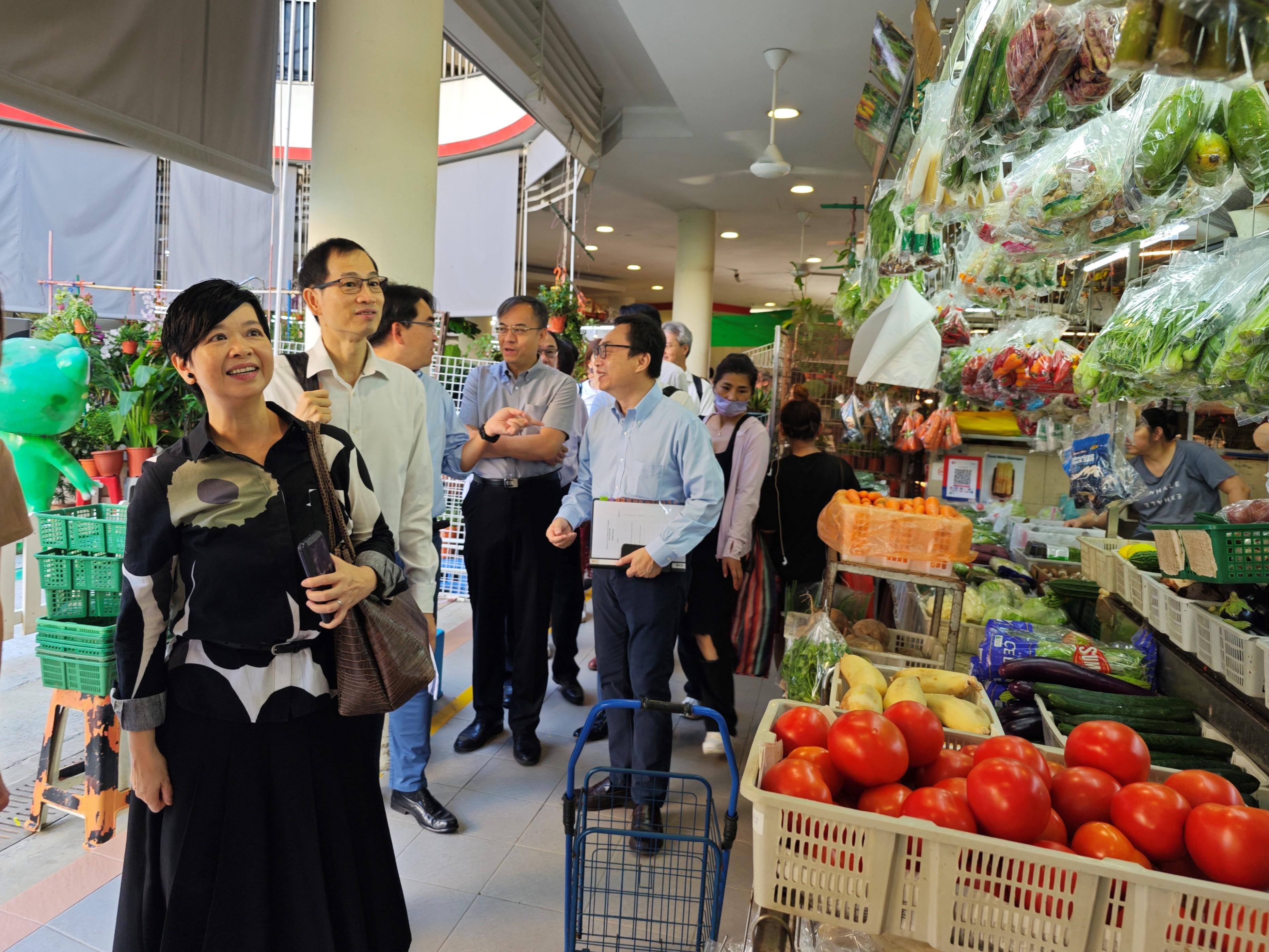 The Secretary for Housing, Ms Winnie Ho, began her visit to Singapore yesterday (August 22). She met with local government officials to exchange views in areas such as housing policies, innovative construction technologies and green building. Photo shows Ms Ho (first left) visiting the Tiong Bahru Market this morning (August 23).
