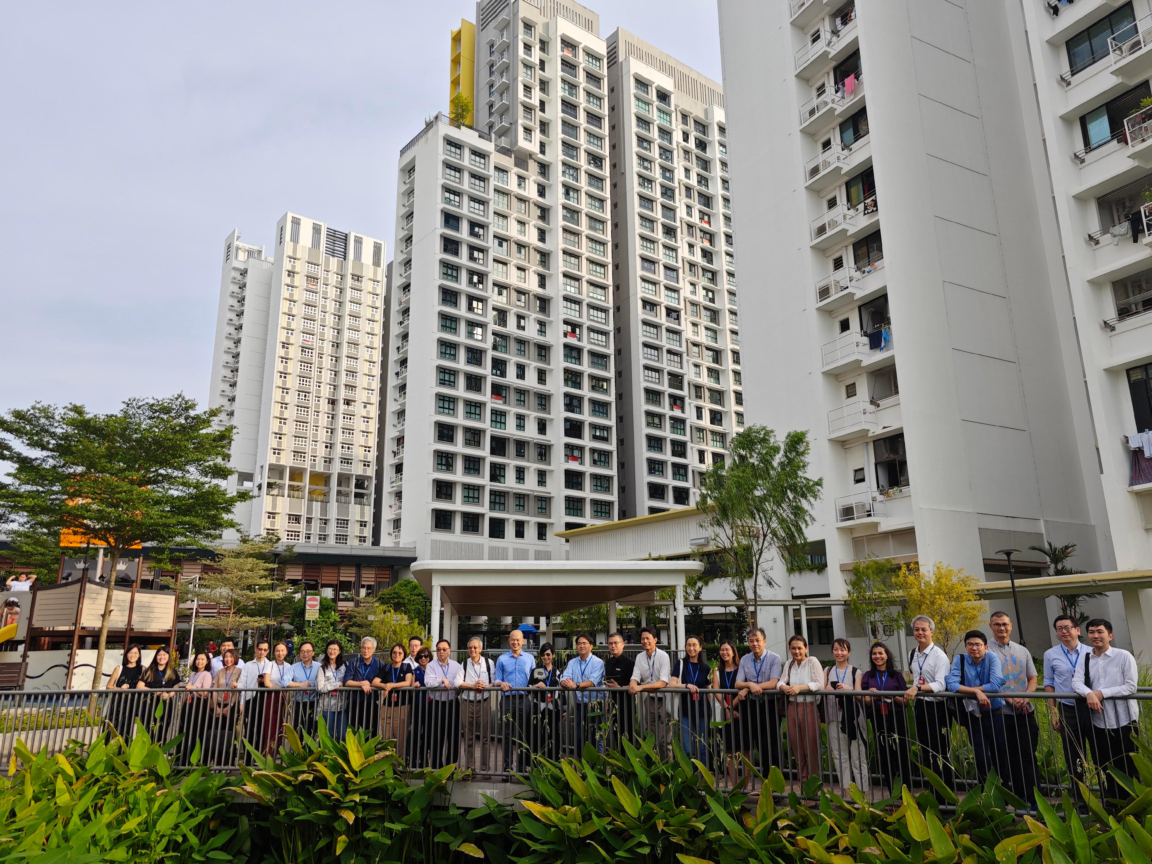 The Secretary for Housing, Ms Winnie Ho, began her visit to Singapore yesterday (August 22). She met with local government officials to exchange views in areas such as housing policies, innovative construction technologies and green building. Photo shows Ms Ho (centre) touring the Punggol Eco-Town today (August 23).
