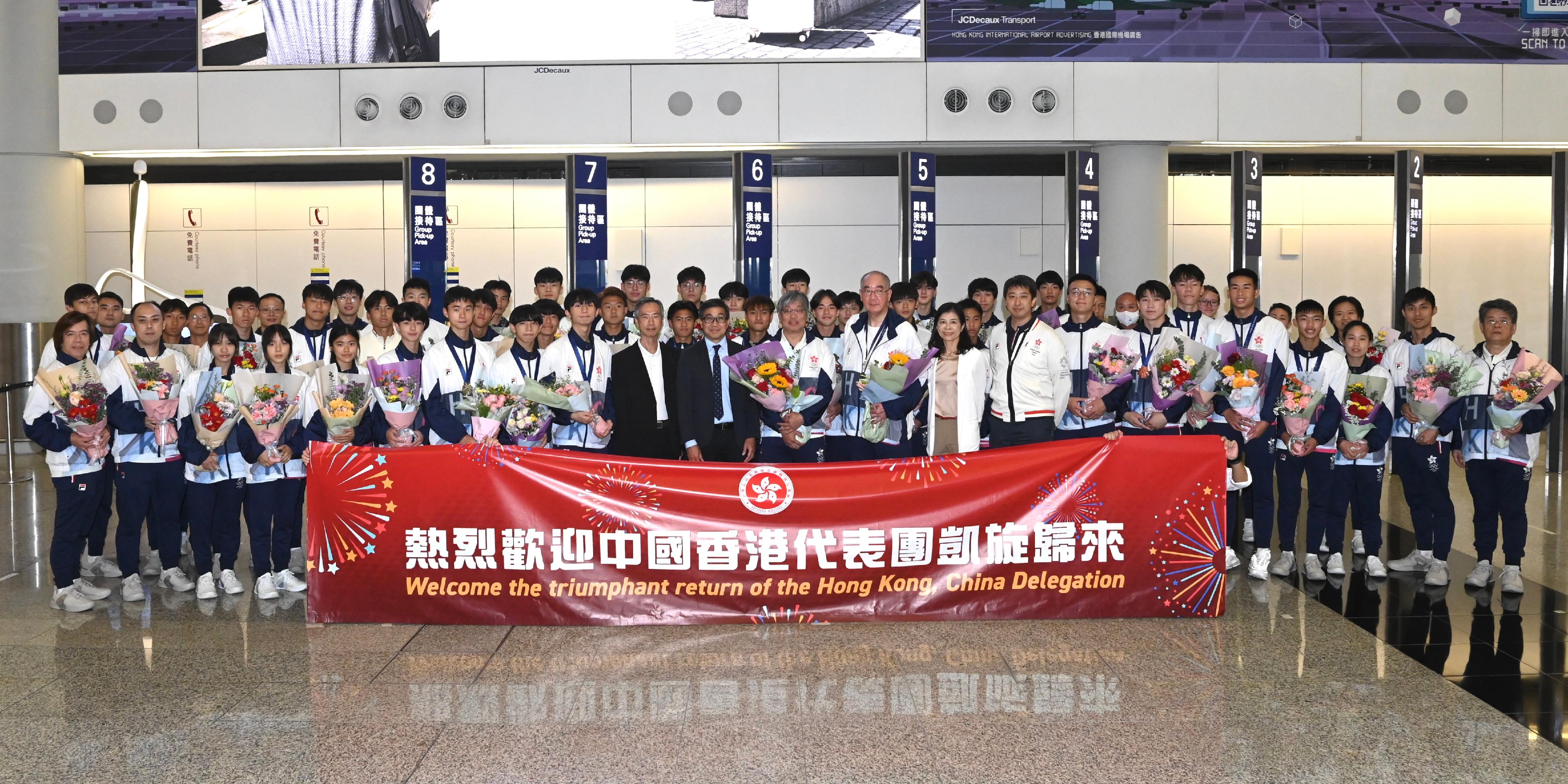 The Hong Kong Special Administrative Region Government held a welcome home ceremony at Hong Kong International Airport today (August 23) to greet the Hong Kong, China Delegation on their triumphant return from the Ulaanbaatar 2023 East Asia Youth Games (EAYG). Photo shows the Principal Assistant Secretary (Sports & Recreation) of the Culture, Sports and Tourism Bureau, Mr Paul Cheng (front row, 11th left); Assistant Director (Leisure Services) of the Leisure and Cultural Services Department Ms Olivia Cheung (front row, ninth right); the Chef de Mission of the Hong Kong, China Delegation to the 2023 EAYG, Mr Wong Po-kee (front row, 11th right), and the athletes at the welcome home ceremony.