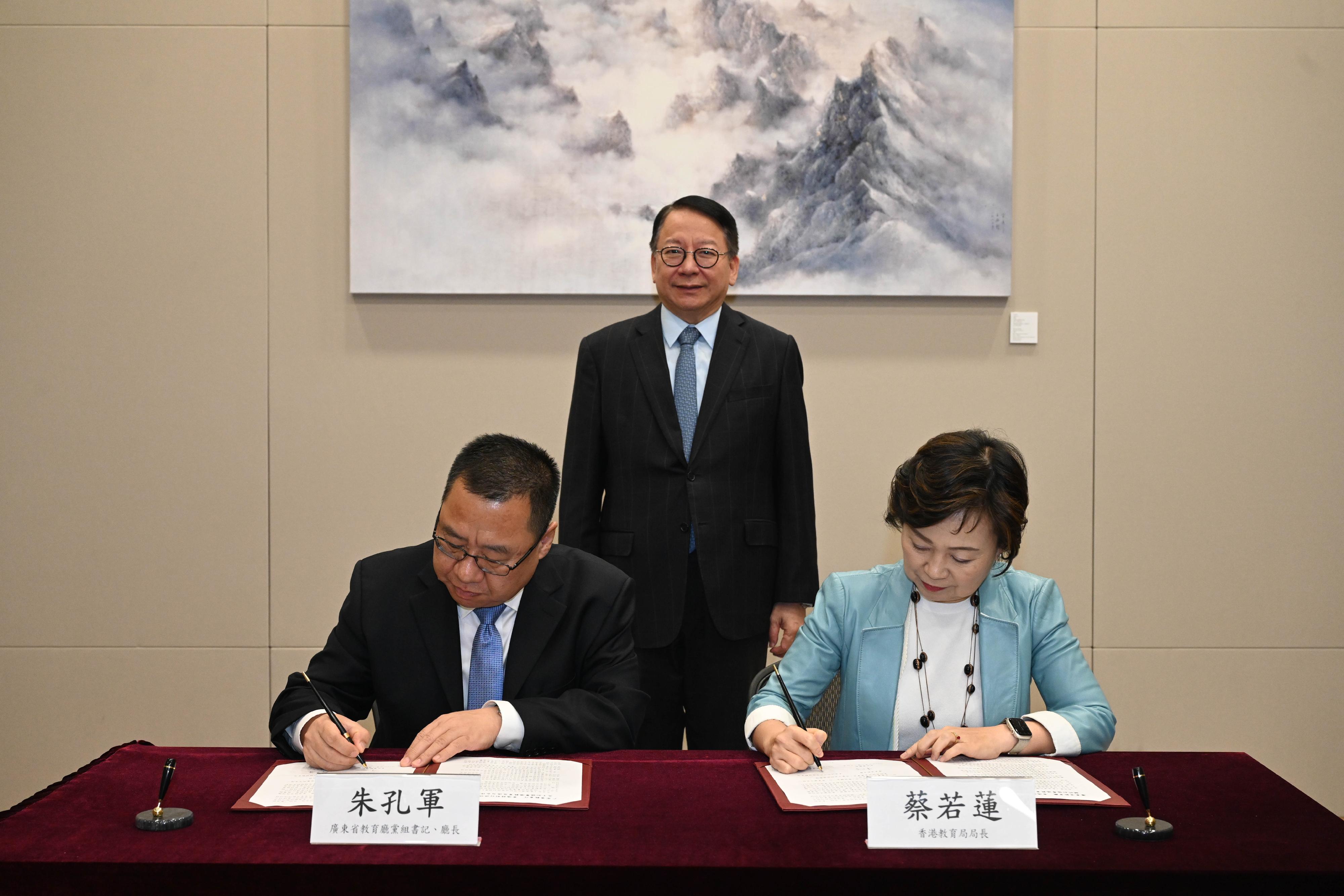 The Education Bureau of the Government of the Hong Kong Special Administrative Region today (August 24) signed with the Department of Education of Guangdong Province the Framework Agreement on Strengthening Education Exchange and Co-operation between Guangdong and Hong Kong. Photo shows the Chief Secretary for Administration, Mr Chan Kwok-ki (back row), witnessing the Secretary for Education, Dr Choi Yuk-lin (front row, right), and the Director-General of the Department of Education of Guangdong Province, Dr Zhu Kongjun (front row, left), signing the agreement. 