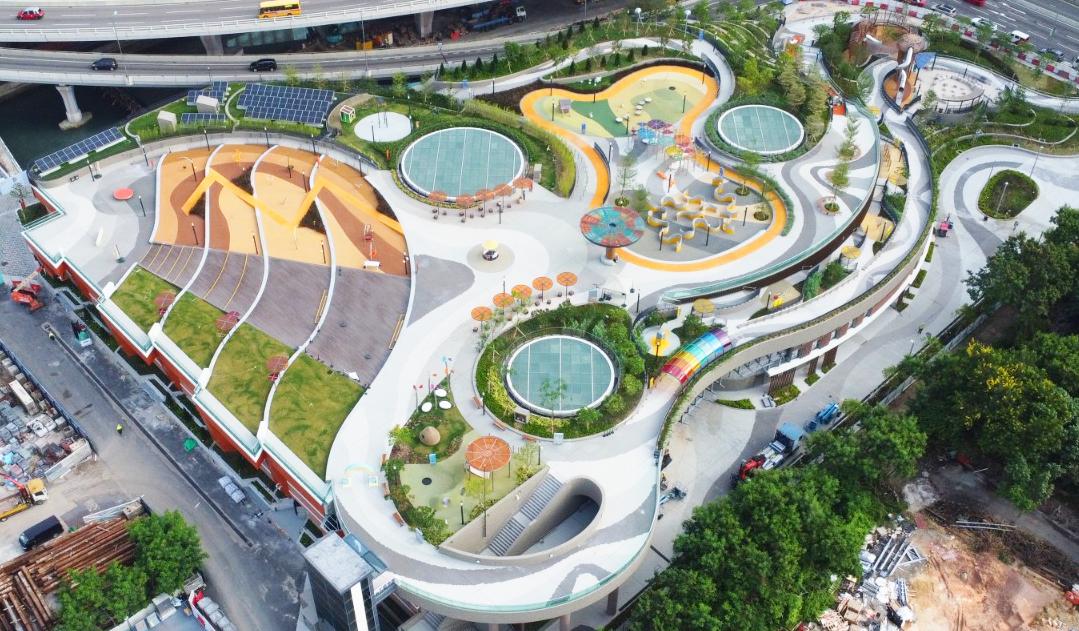 The Cha Kwo Ling Promenade and Tsui Ping Seaside officially opened today (August 24). Photo shows the landscaped deck built atop the roof of the Kwun Tong Sewage Pumping Station.