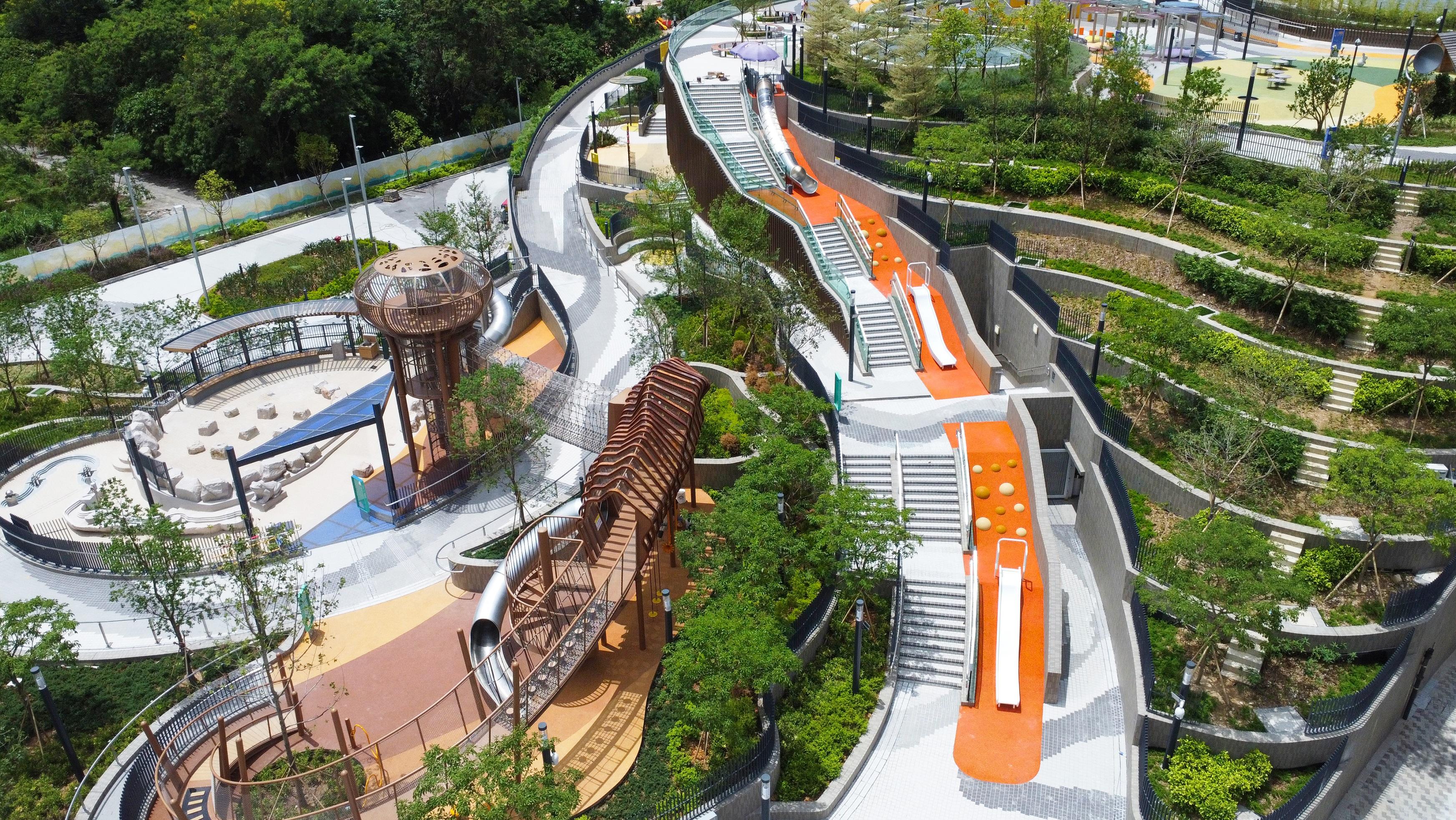 The Cha Kwo Ling Promenade and Tsui Ping Seaside officially opened today (August 24). Photo shows children’s play facilities on the landscaped deck on the promenade.