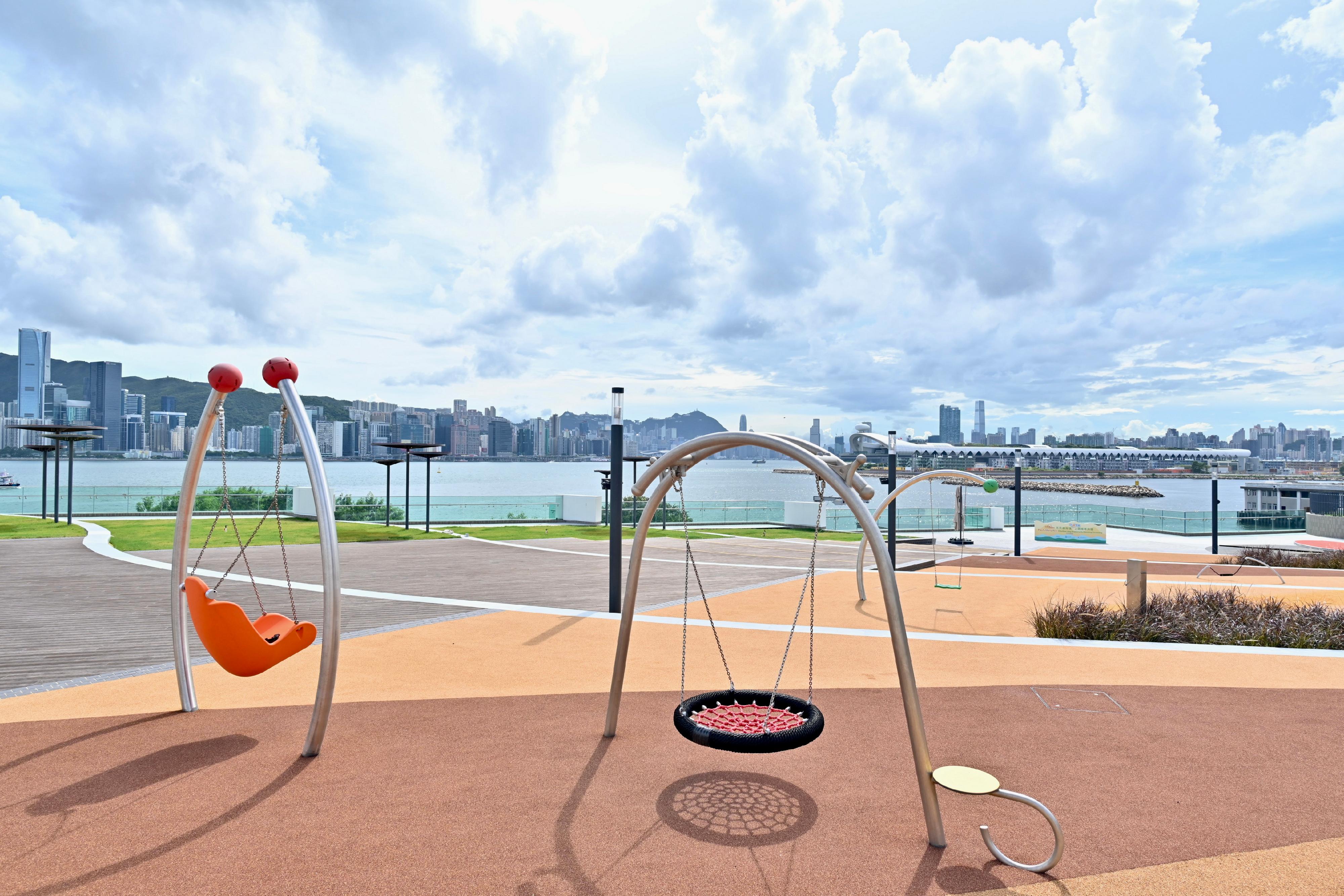 The Cha Kwo Ling Promenade and Tsui Ping Seaside officially opened today (August 24). Photo shows children's play facilities at the landscaped deck on the promenade.