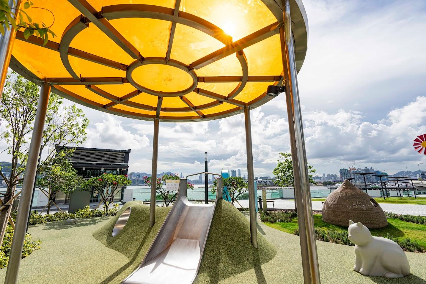 The Cha Kwo Ling Promenade and Tsui Ping Seaside officially opened today (August 24). Photo shows children's play facilities at the landscaped deck on the promenade.