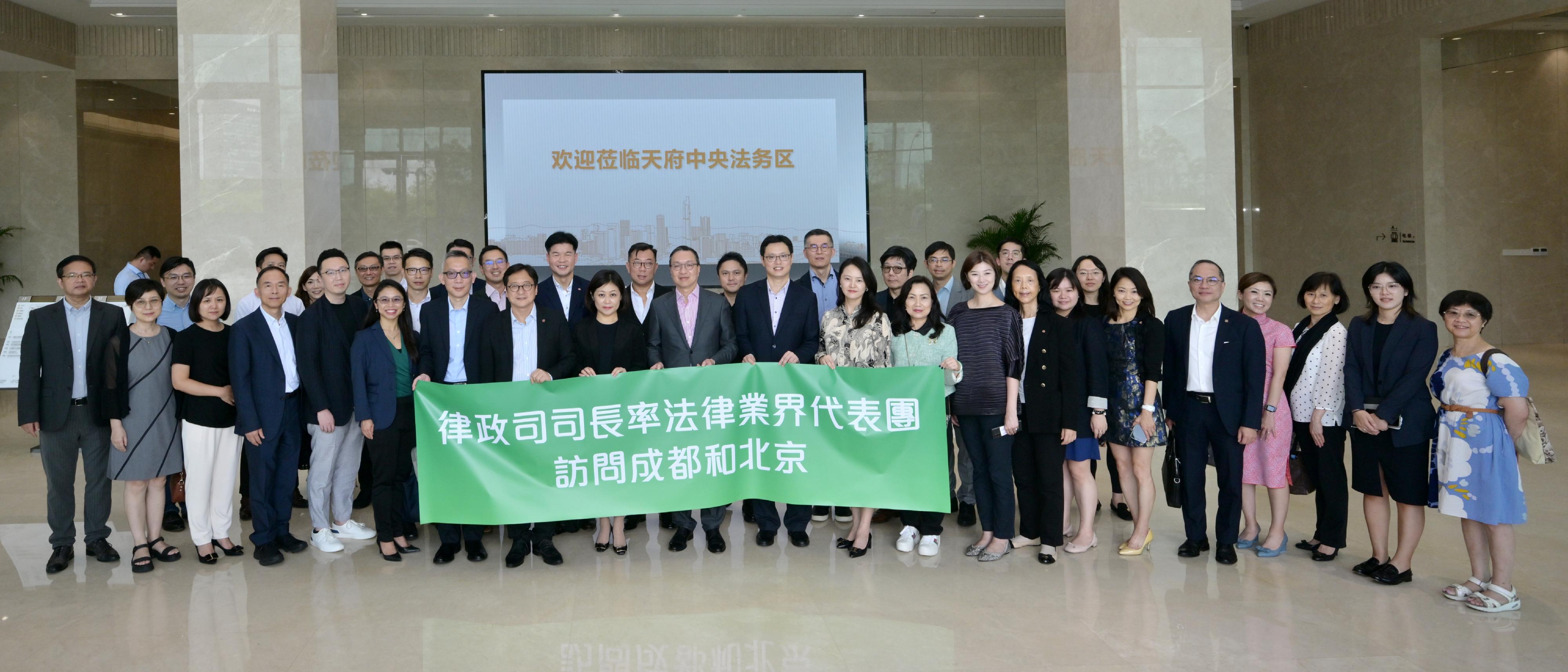 The Secretary for Justice, Mr Paul Lam, SC, led a delegation from Hong Kong's legal and dispute resolution sector, comprising more than 100 representatives from the Hong Kong Bar Association, the Law Society of Hong Kong and enterprises as well as other representatives, on a visit to Chengdu today (August 23). Photo shows Mr Lam (front row, 10th left) and members of the delegation at Tianfu Central Legal Services District.

