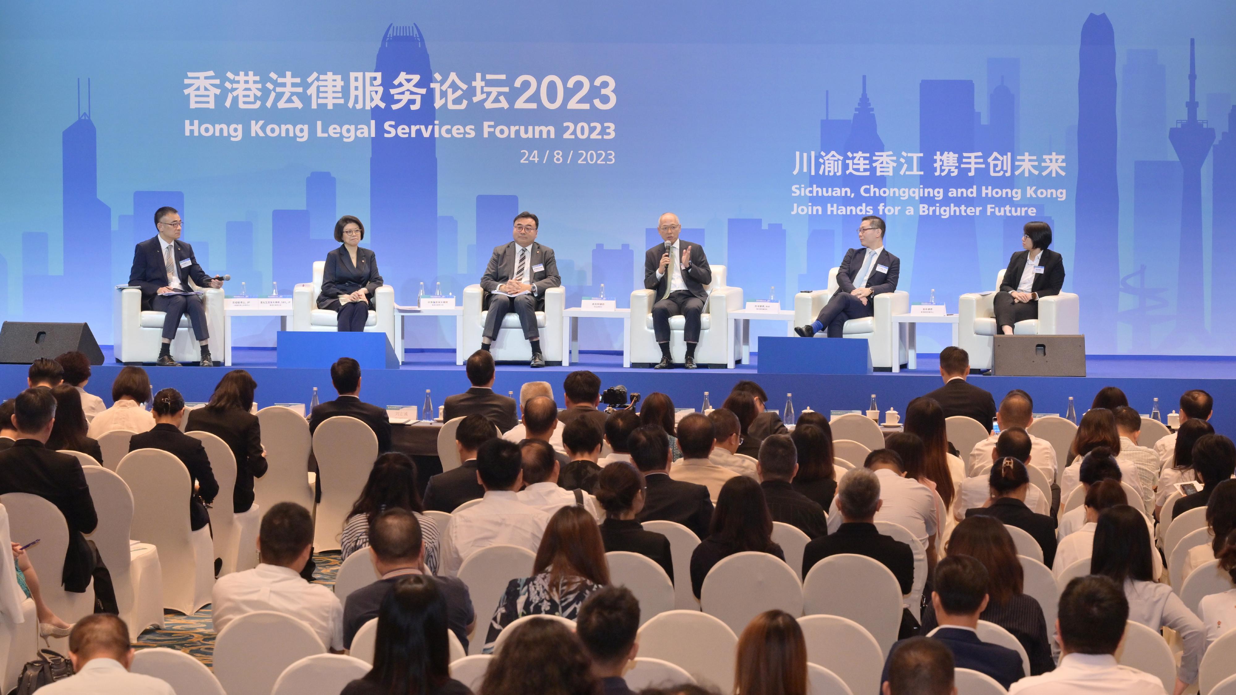 The sixth Hong Kong Legal Services Forum organised by the Department of Justice and co-organised by the Hong Kong Trade Development Council was held in Chengdu today (August 24). Photo shows renowned speakers from the legal and dispute resolution sector sharing their views at plenary session two on cross-border commercial dispute resolution services.