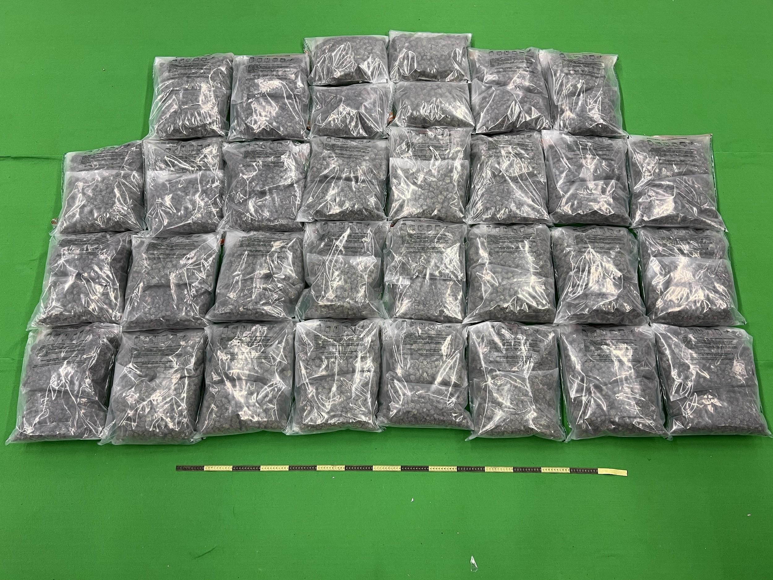 Hong Kong Customs on August 22 and yesterday (August 23) detected two dangerous drugs cases at Hong Kong International Airport and Ma On Shan and seized a total of about 30 kilograms of suspected cannabis buds and about 1.2kg of suspected cocaine, with a total estimated market value of about $8.14 million. Photo shows the suspected cannabis buds seized in the first case.
