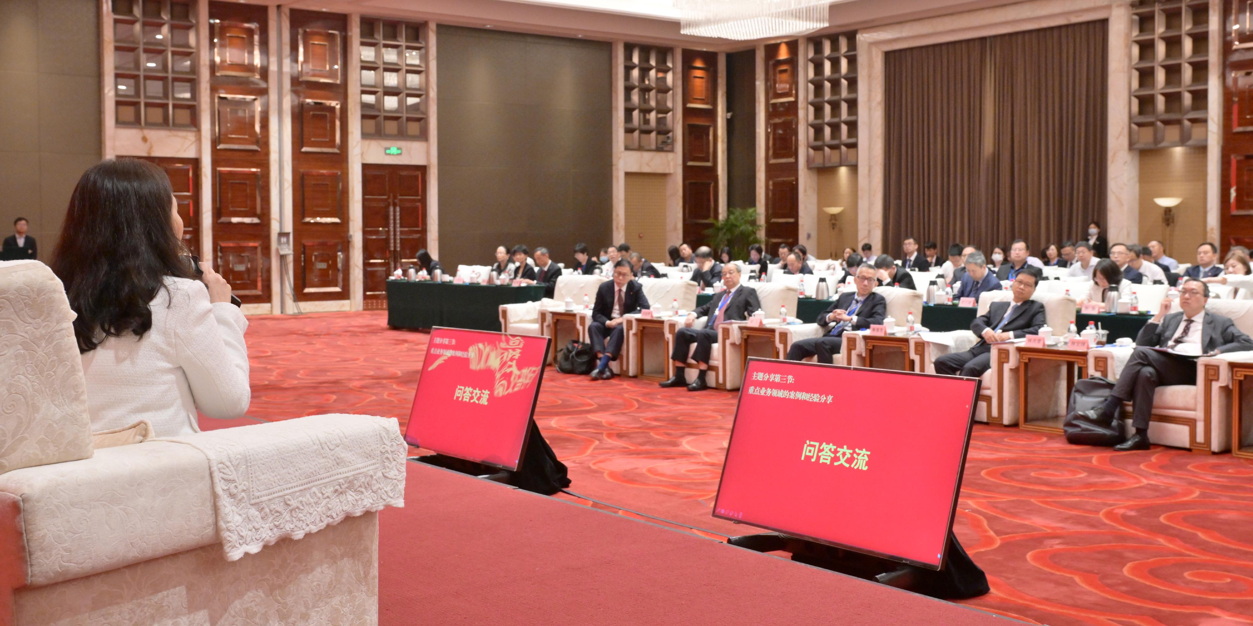 由國務院國有資產監督管理委員會主辦、商務部條約法律司和律政司共同舉辦的第二屆「一帶一路」法律挑戰與應對策略研討會今日（八月二十五日）在北京舉行。圖示嘉賓講者和與會者在研討會主題分享第三節的問答部分，就使用香港法律服務協助企業在境外投資進行交流。