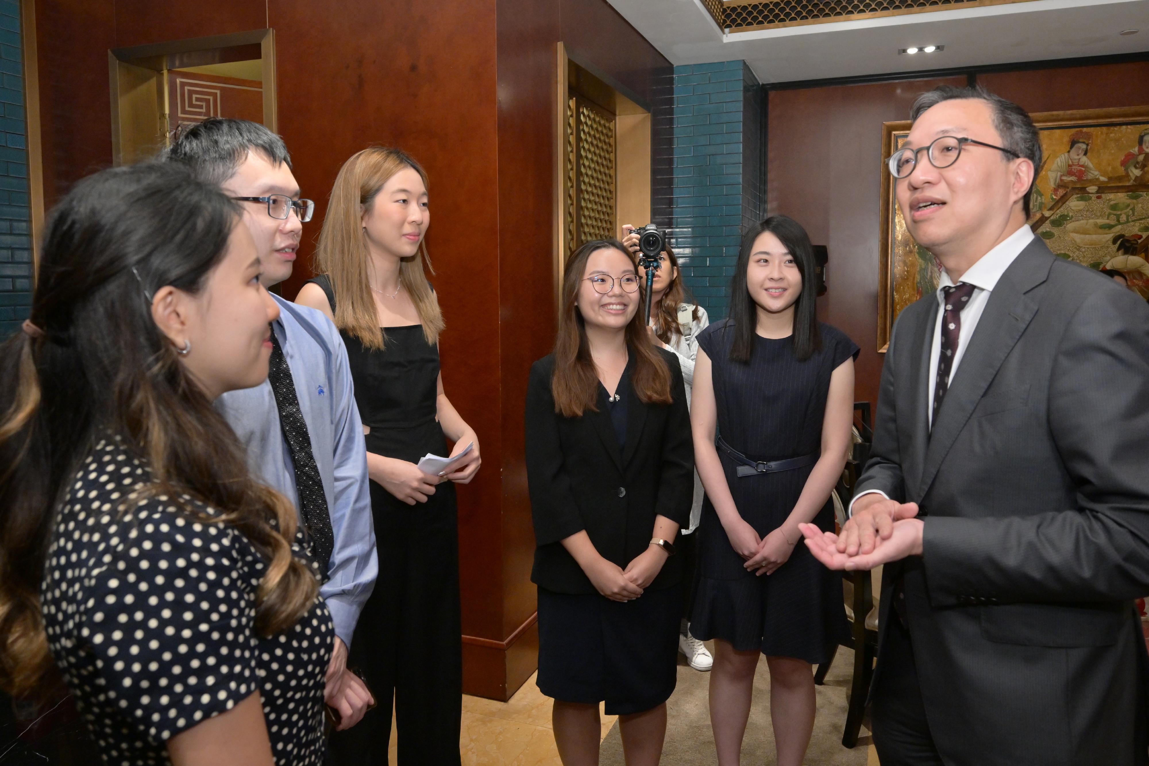 The Secretary for Justice, Mr Paul Lam, SC, led a Hong Kong legal and dispute resolution sector delegation to visit Beijing and took the opportunity to meet with students and representatives of relevant Mainland authorities participating in the Summer Attachment Programme for Hong Kong Law Students in the Mainland in Beijing today (August 25). Photo shows Mr Lam (first right) chatting with students at a dinner reception.