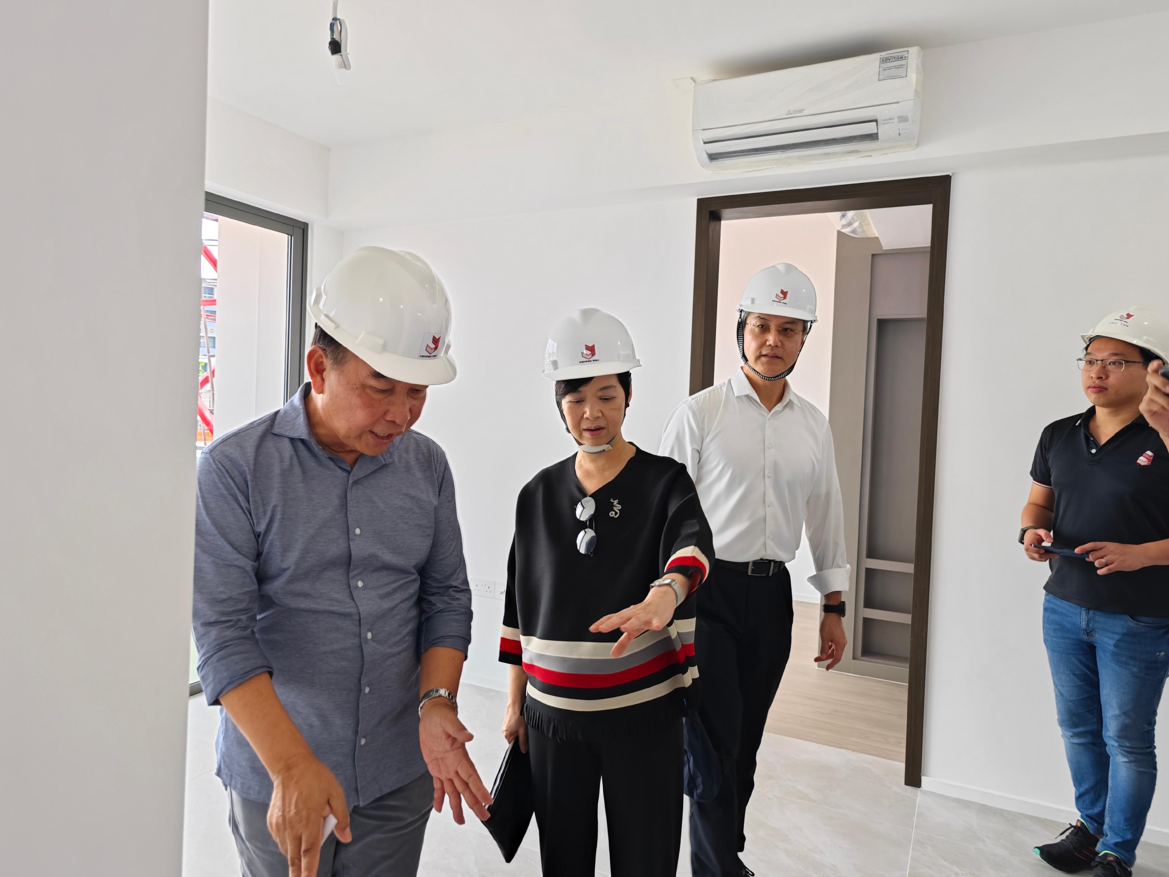 The Secretary for Housing, Ms Winnie Ho, was on the third day of her visit to Singapore yesterday (August 24). Photo shows Ms Ho (second left) visiting a project site of a construction company in Singapore to inspect the application of Modular Integrated Construction (MiC) (known as Prefabricated Prefinished Volumetric Construction (PPVC) in Singapore) in the project yesterday.
 
