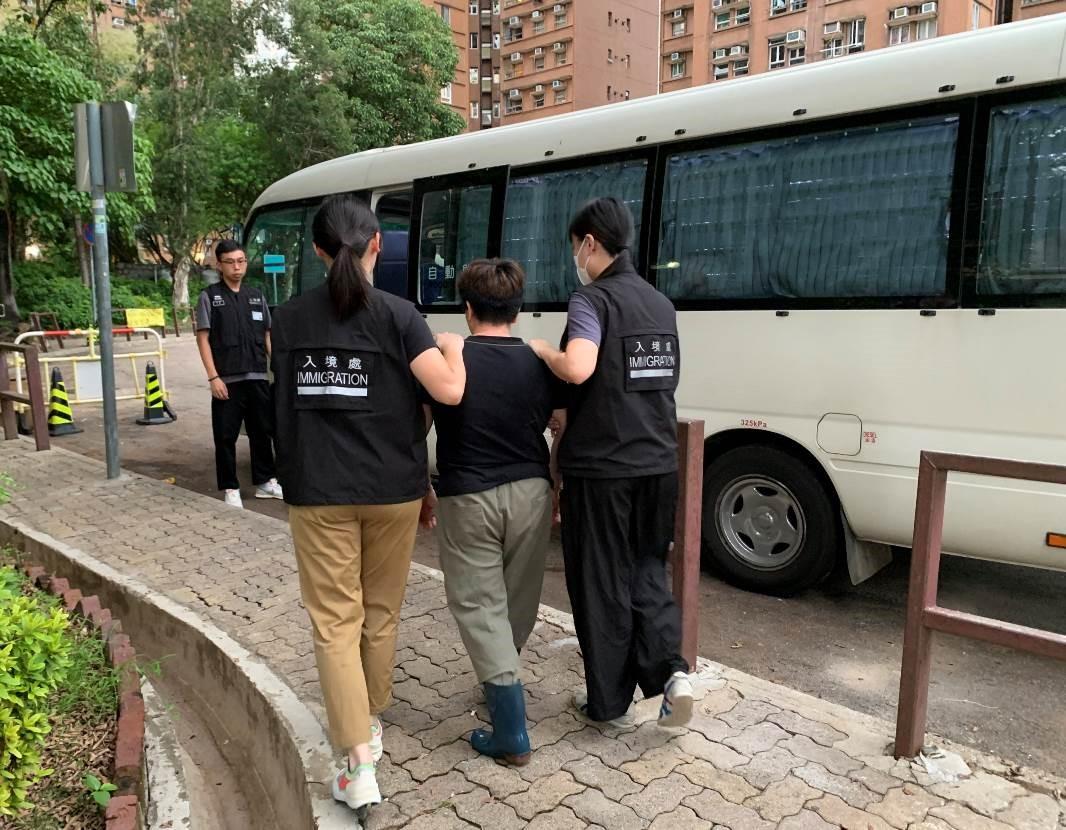 The Immigration Department mounted a series of territory-wide anti-illegal worker operations codenamed "Contribute" and "Twilight", and joint operations with the Hong Kong Police Force codenamed "Champion" and "Windsand", for four consecutive days from August 21 to yesterday (August 24). Photo shows a suspected illegal worker arrested during an operation.