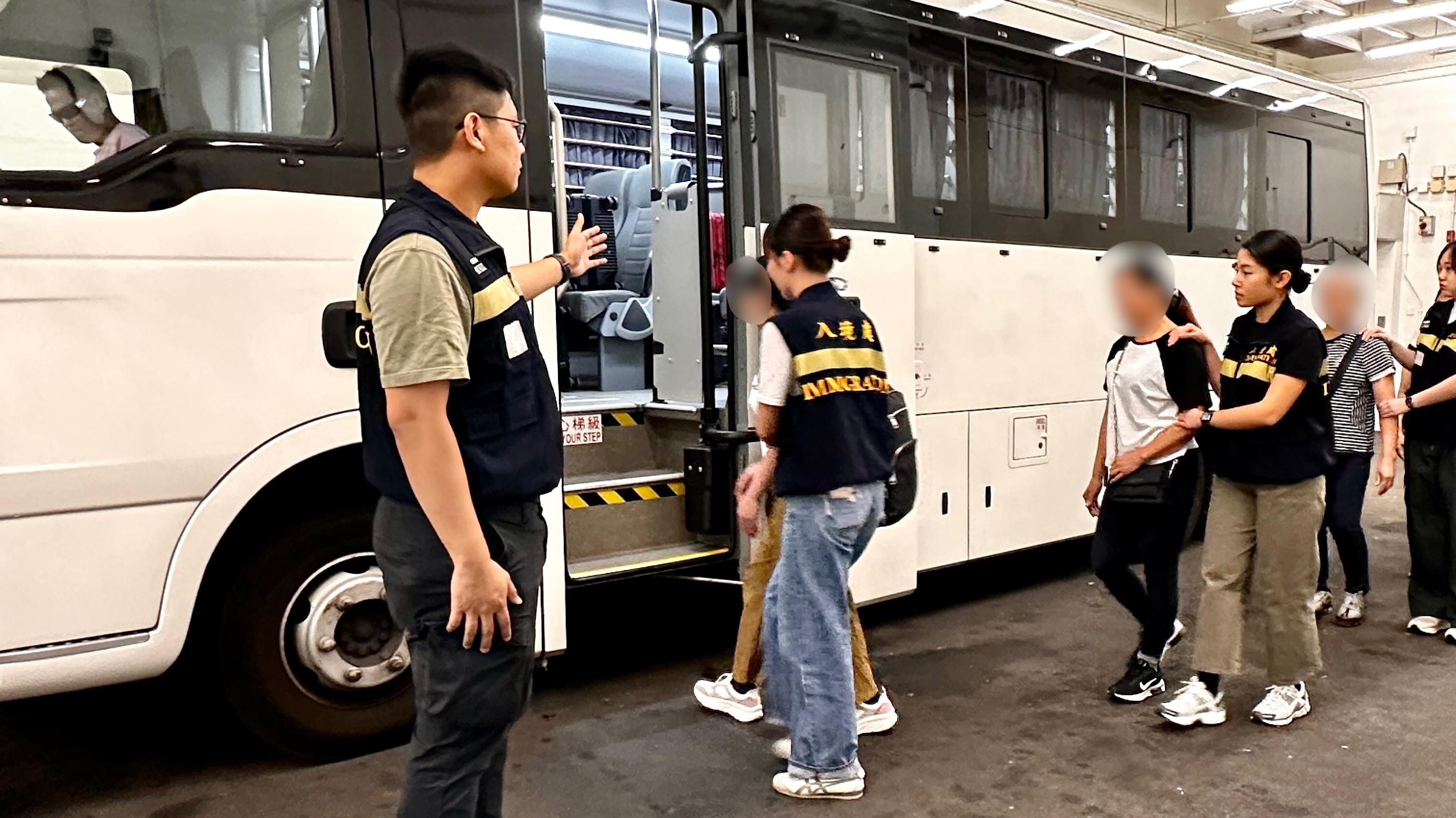 The Immigration Department (ImmD) carried out a repatriation operation today (August 25). A total of 30 Vietnamese illegal immigrants were repatriated to Vietnam. Photo shows removees being escorted by ImmD officers to proceed from the detention place to the airport.