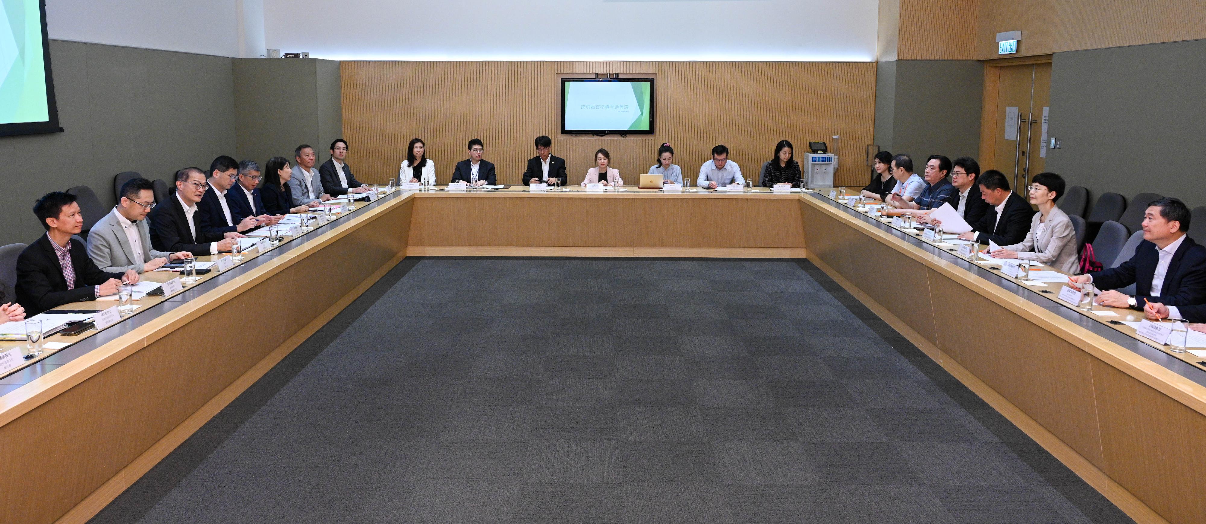 The Secretary for Health, Professor Lo Chung-mau (third left), meets with a delegation led by the Director-General of the Department of Medical Emergency Response of the National Health Commission, Ms Guo Yanhong (second right), at the Central Government Offices today (August 26) to exchange views and have discussion on the collaboration with the Mainland in the realm of organ transplantation. The Director of Health, Dr Ronald Lam (second left); Deputy Secretary for Health Mr Sam Hui (first left); and the Chief Executive of the Hospital Authority, Dr Tony Ko (fourth left), also attend the meeting.