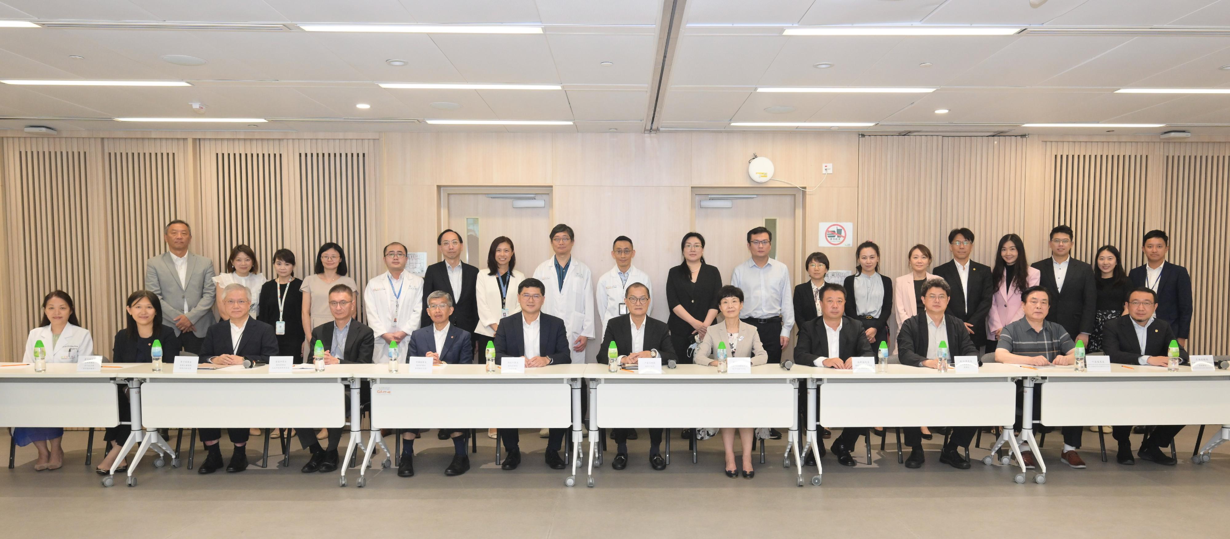 The Secretary for Health, Professor Lo Chung-mau, joined the delegation led by the Director-General of the Department of Medical Emergency Response of the National Health Commission, Ms Guo Yanhong, to visit the Hong Kong Children’s Hospital (HKCH) this afternoon (August 26). Photo shows Professor Lo (front row, sixth right); Ms Guo (front row, fifth right); the Chief Executive of the Hospital Authority, Dr Tony Ko (front row, sixth left); members of the delegation and healthcare personnel of the HKCH.
