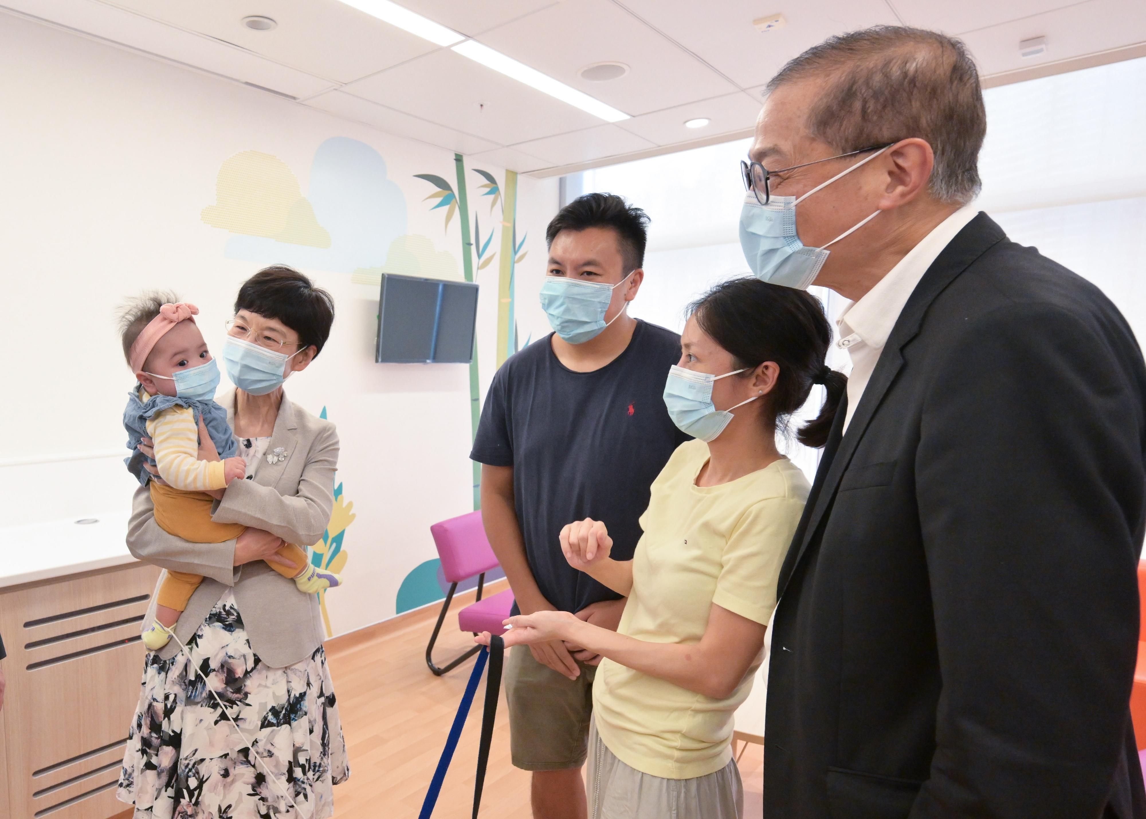 The Secretary for Health, Professor Lo Chung-mau, joined the delegation led by the Director-General of the Department of Medical Emergency Response of the National Health Commission, Ms Guo Yanhong, to visit the Hong Kong Children's Hospital this afternoon (August 26). Photo shows Professor Lo (first right) and Ms Guo (fourth right) visiting baby girl Tsz-hei who received a heart donated gratis across the boundary by a brain-dead Mainland child at the end of last year.
