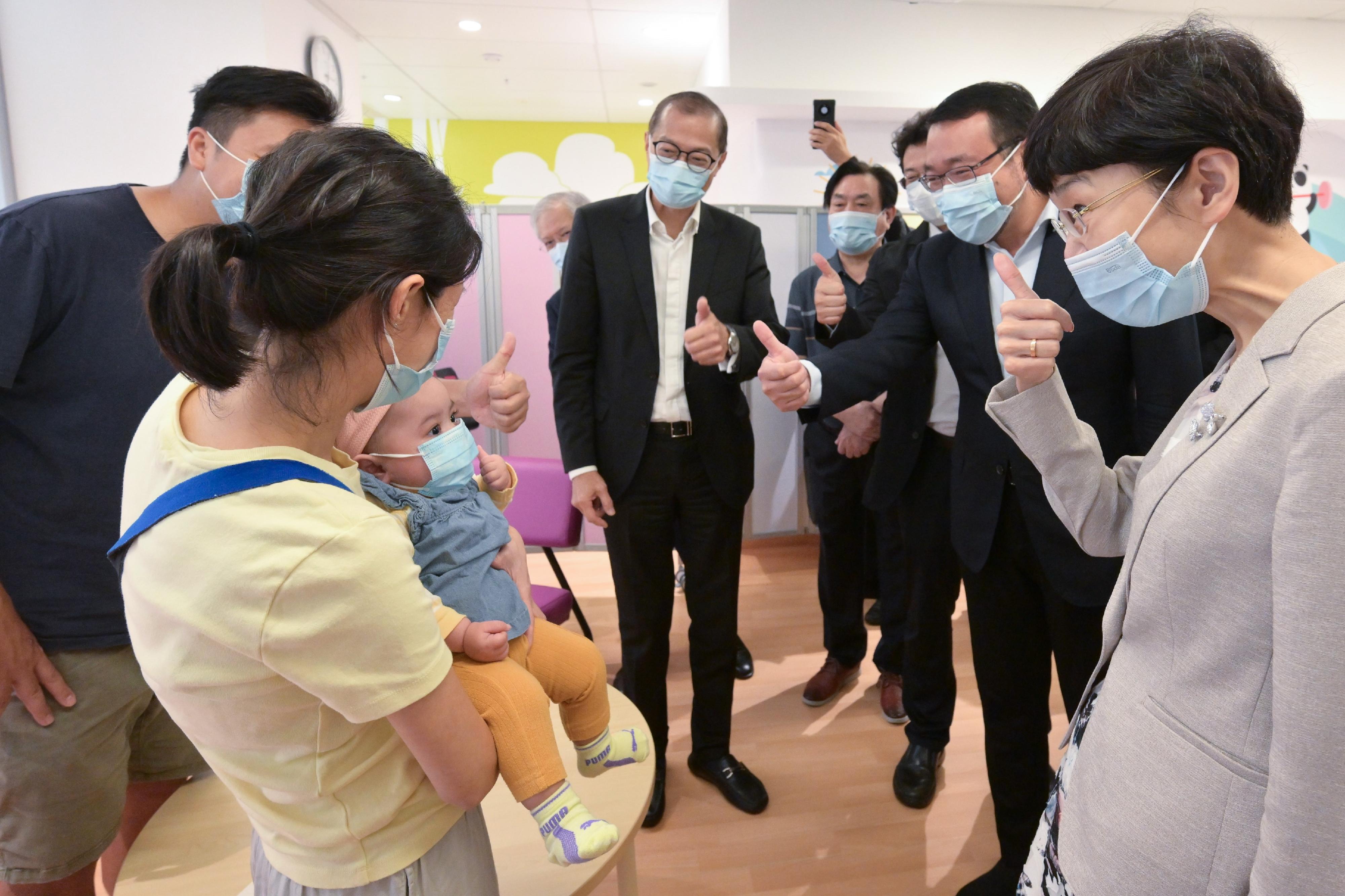 The Secretary for Health, Professor Lo Chung-mau, joined the delegation led by the Director-General of the Department of Medical Emergency Response of the National Health Commission (NHC), Ms Guo Yanhong, to visit the Hong Kong Children's Hospital this afternoon (August 26). Photo shows Professor Lo (fifth right), Ms Guo (first right) and the Director of the Big Data Centre of NHC for Human Tissue, Organ Transplant and Medicine, Professor Wang Haibo (second right), visiting baby girl Tsz-hei who received a heart donated gratis across the boundary by a brain-dead Mainland child at the end of last year.